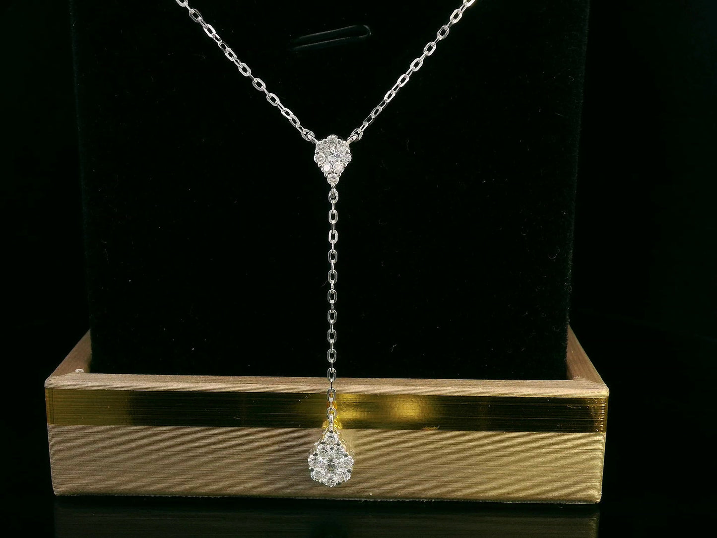 18K gold Y-necklace with sparkling diamond clusters, featuring a delicate drop design for an elegant and refined look.