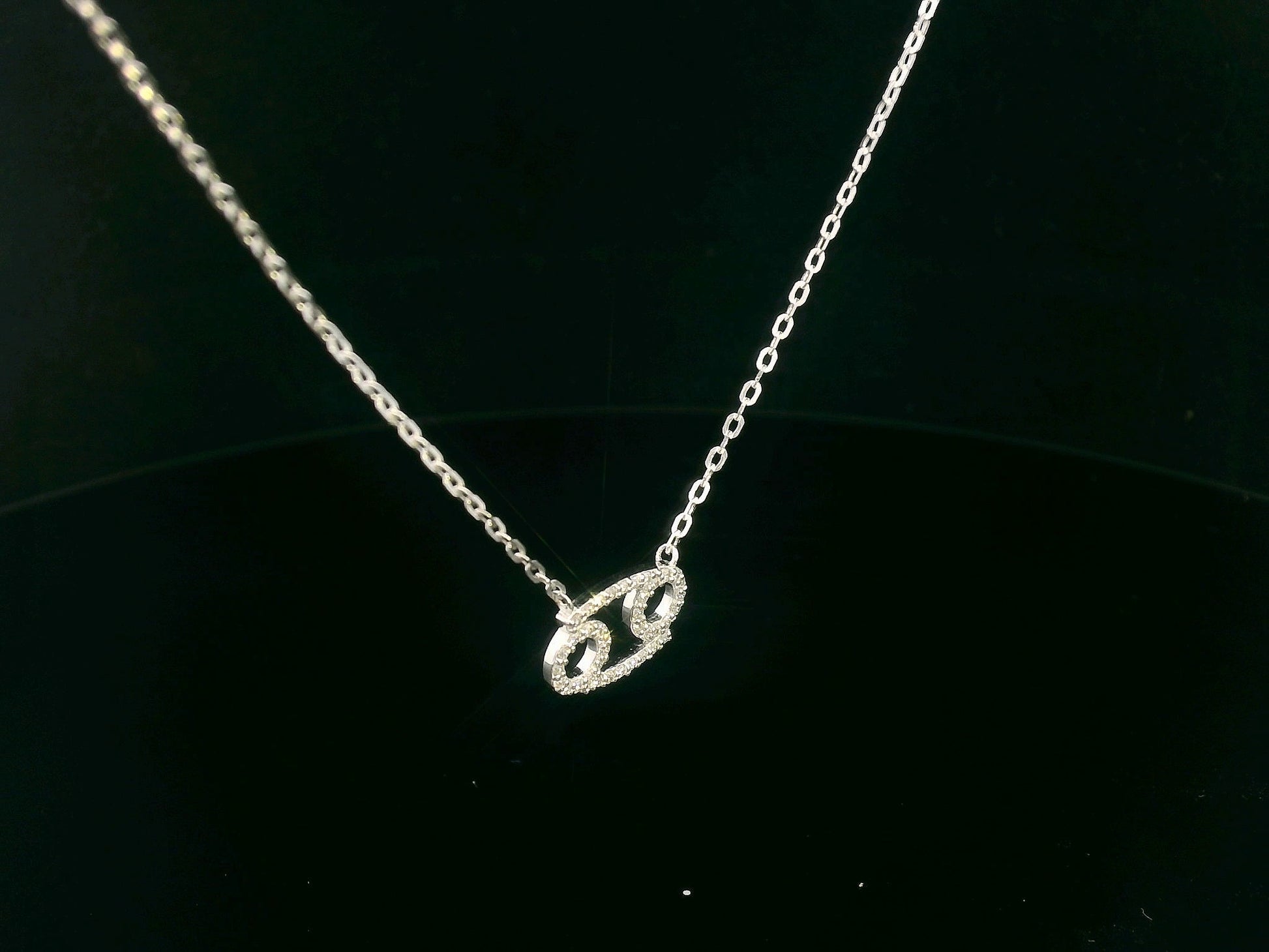 Cancer zodiac necklace in 18K gold with 0.17 carat diamond detailing on fine chain