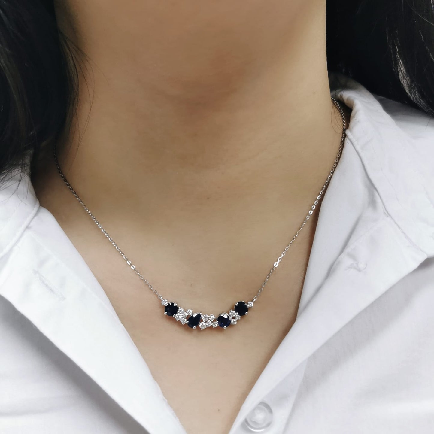 18K gold necklace with 2.09ct blue sapphires and 0.52ct diamonds – elegant design