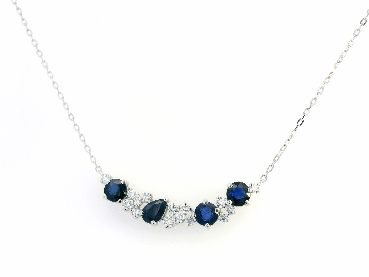 18K gold necklace with 2.09ct blue sapphires and 0.52ct diamonds – elegant design
