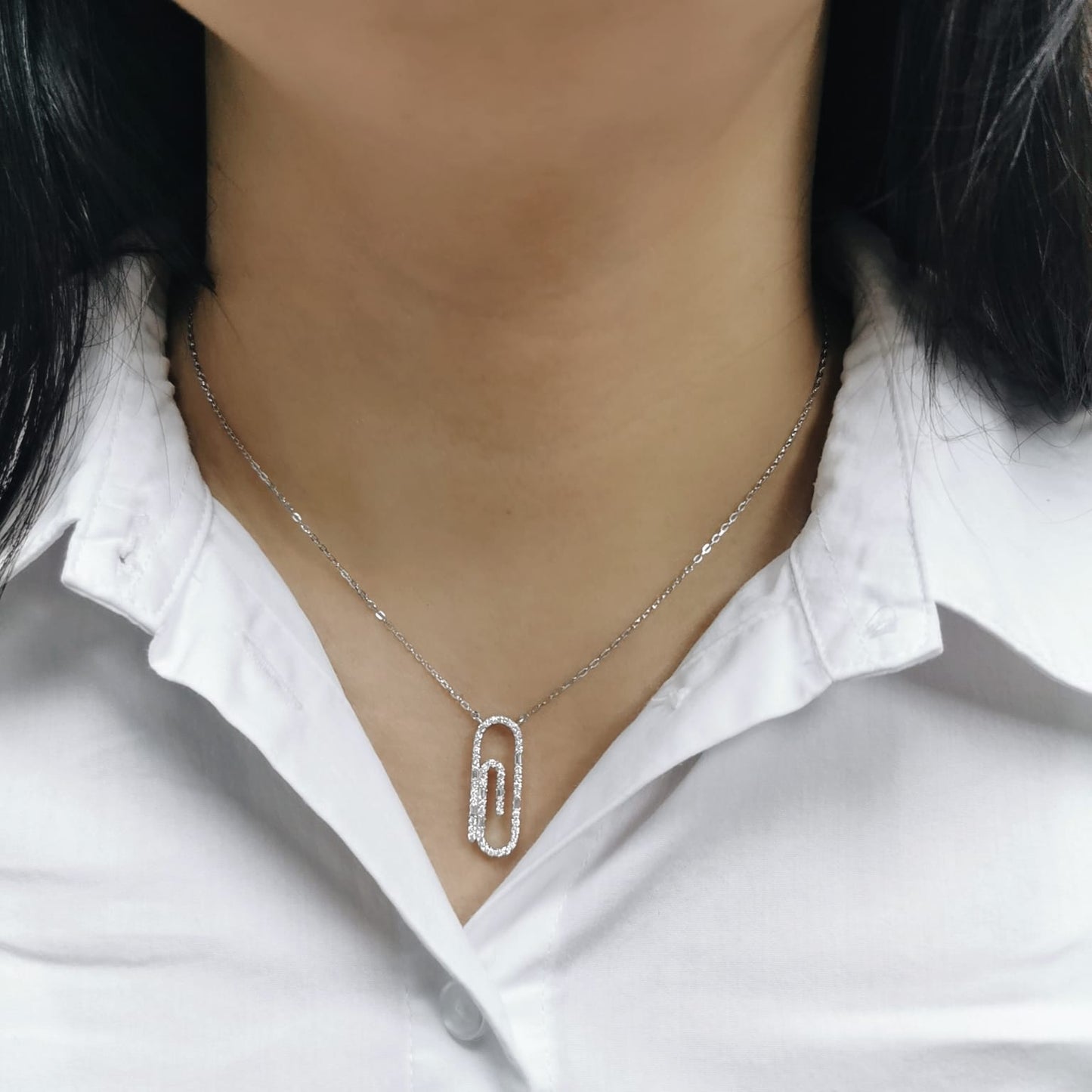Paperclip-shaped diamond necklace in 18K gold with round and baguette diamonds totaling 0.48 carats