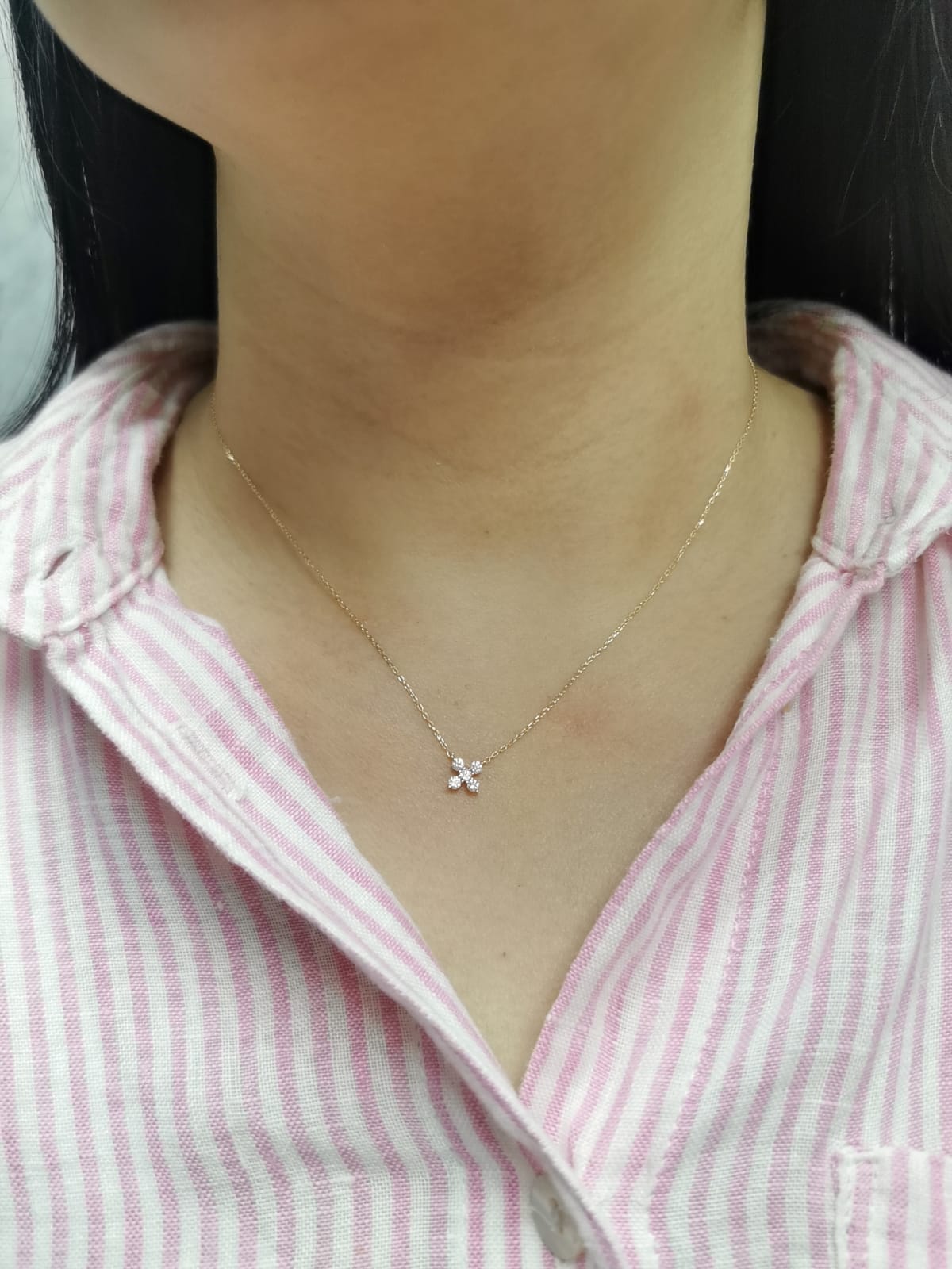18K yellow gold clover pendant necklace with 0.19 CT round diamonds on fine cable chain
