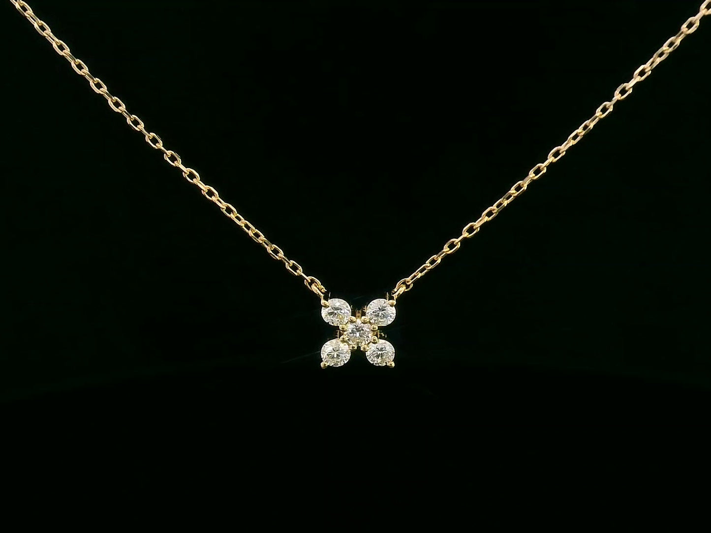 18K yellow gold clover pendant necklace with 0.19 CT round diamonds on fine cable chain