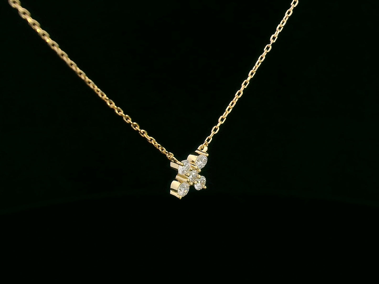 18K yellow gold clover pendant necklace with 0.19 CT round diamonds on fine cable chain