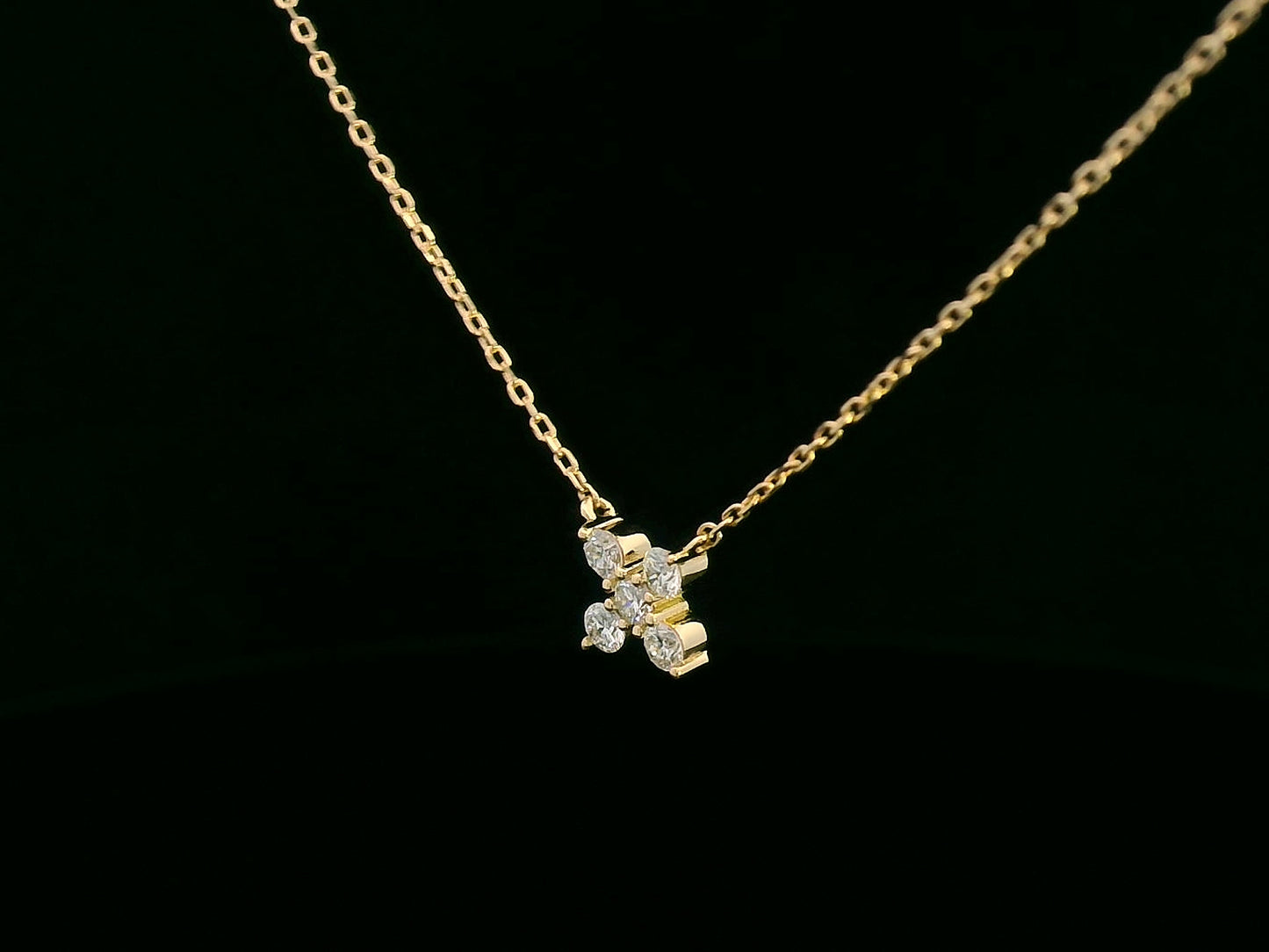 18K yellow gold clover pendant necklace with 0.19 CT round diamonds on fine cable chain