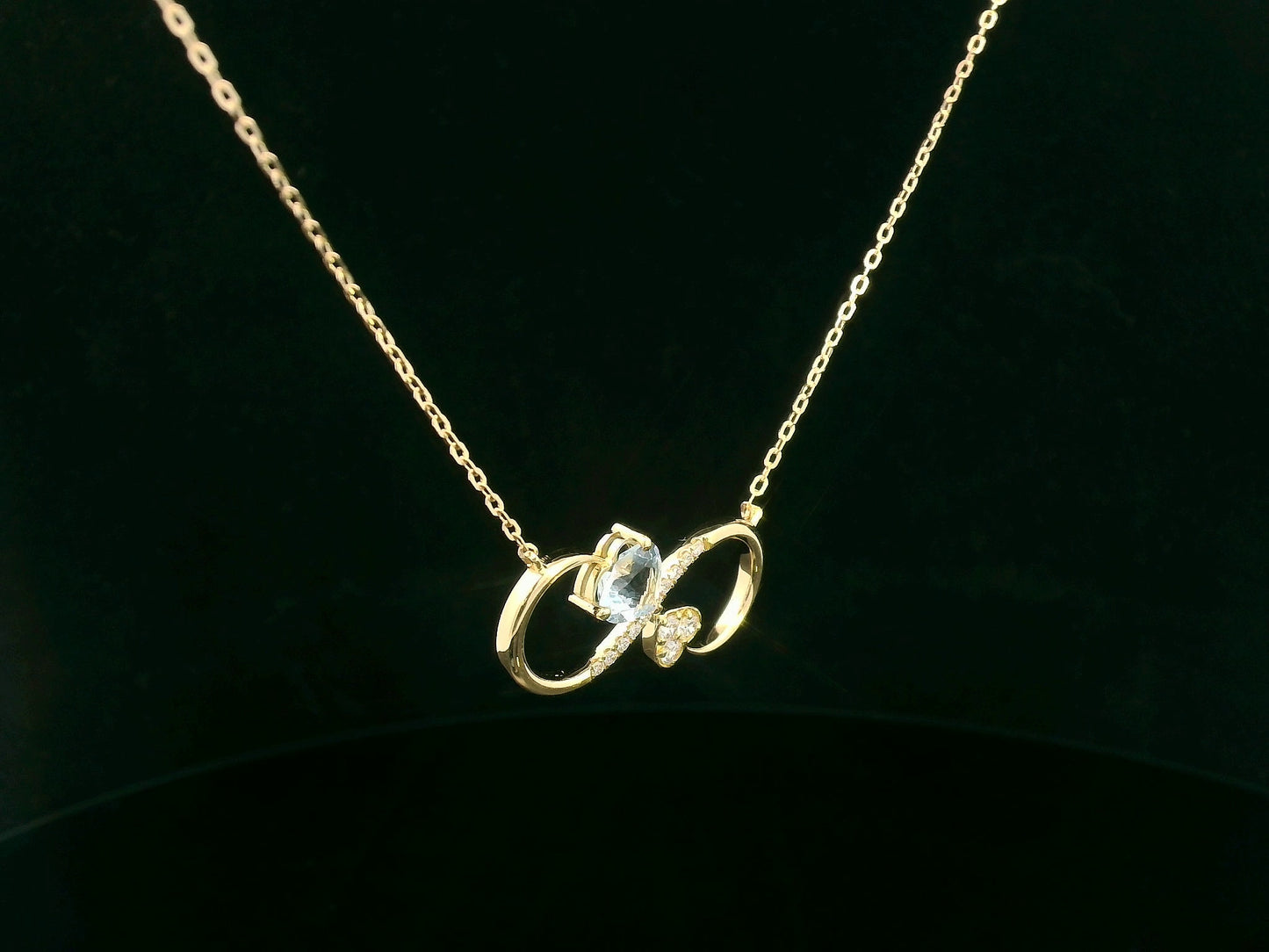 Heart-shaped aquamarine necklace in infinity design