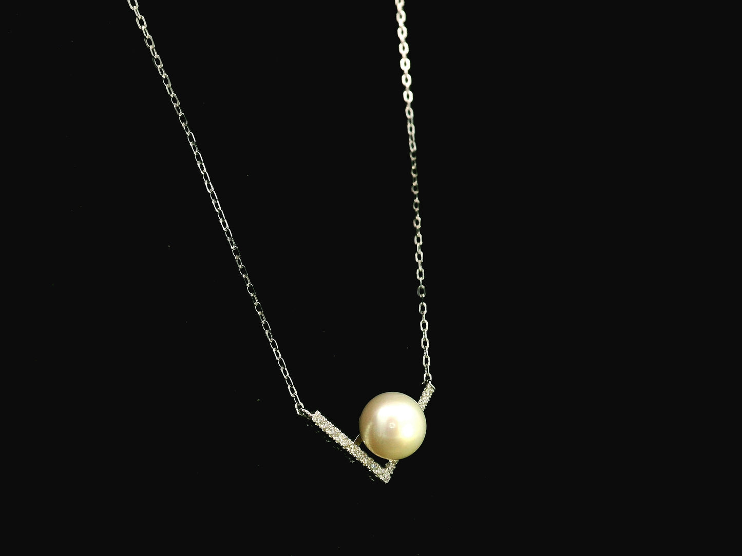 Freshwater pearl and diamond V necklace in 18K white gold with 8.5x9mm pearl – Emirates Diamonds