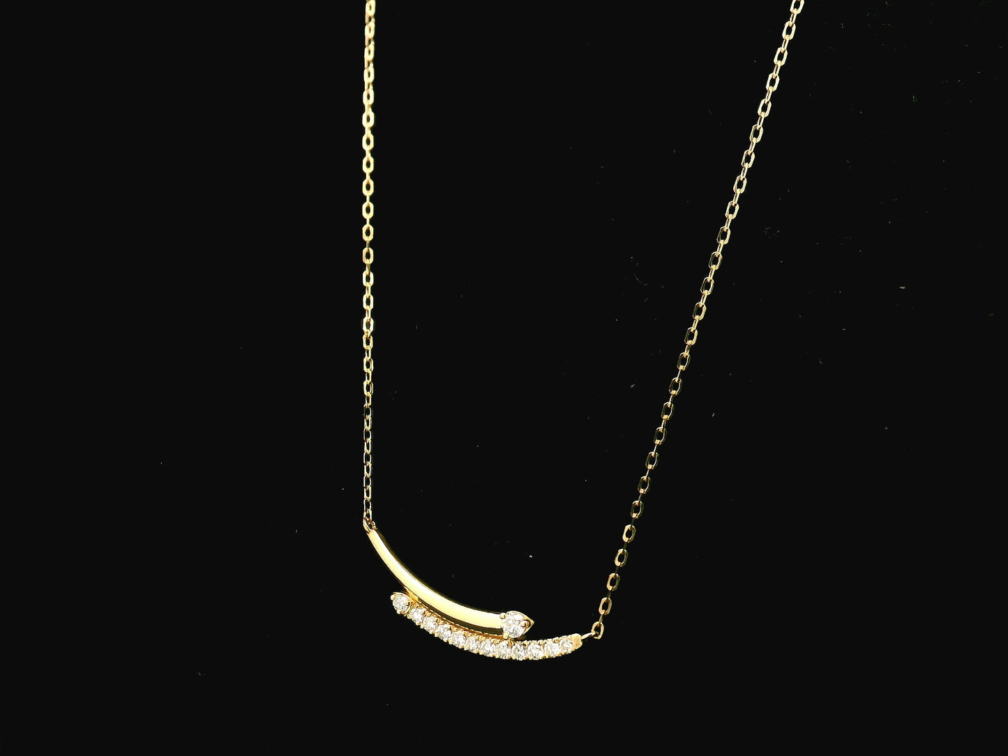Diamond curve necklace in 18K yellow gold with 0.43 carat natural diamonds