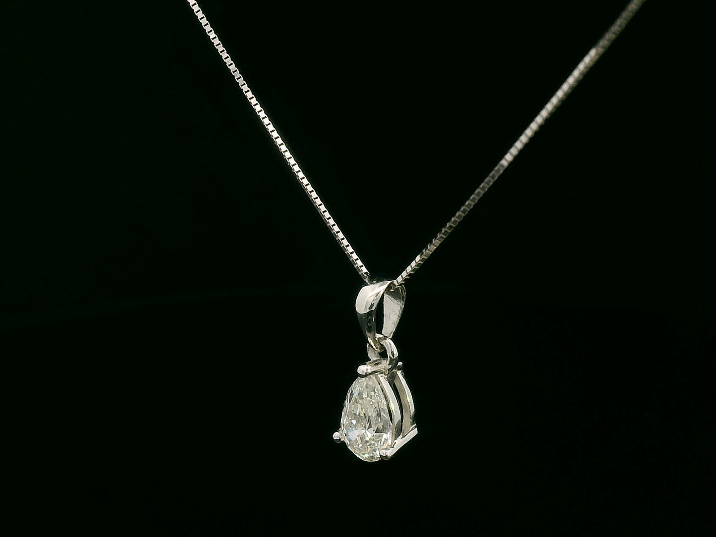 18K white gold pear-shaped solitaire diamond pendant – 0.50 carat teardrop design