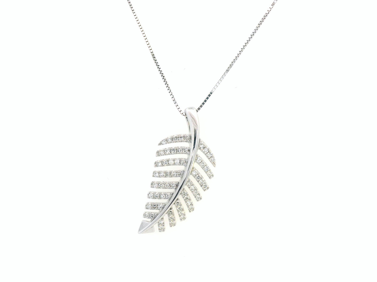 18K Gold Leaf Pendant with Sparkling Diamonds – Elegant Nature-Inspired Design.