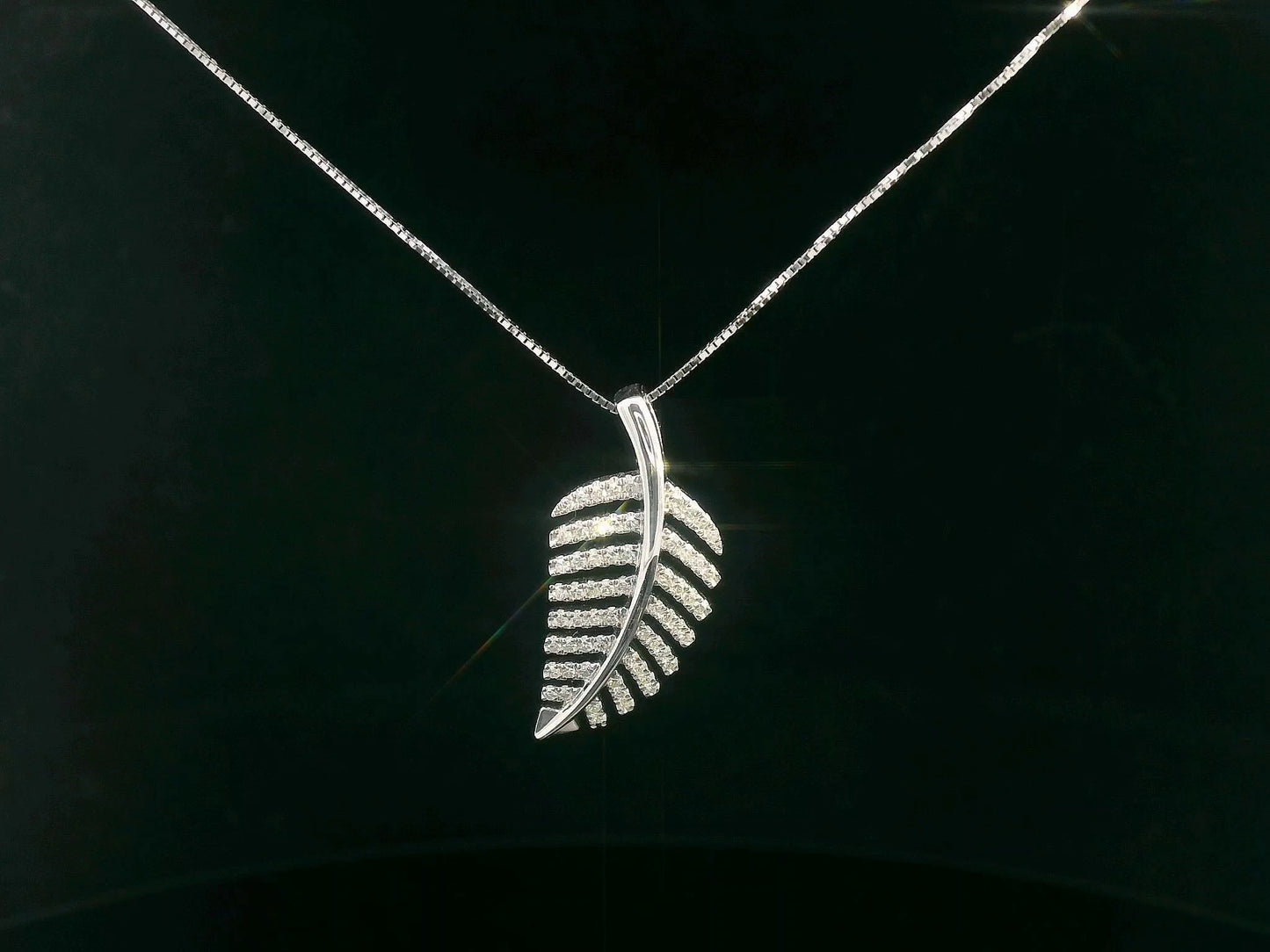 18K Gold Leaf Pendant with Sparkling Diamonds – Elegant Nature-Inspired Design.