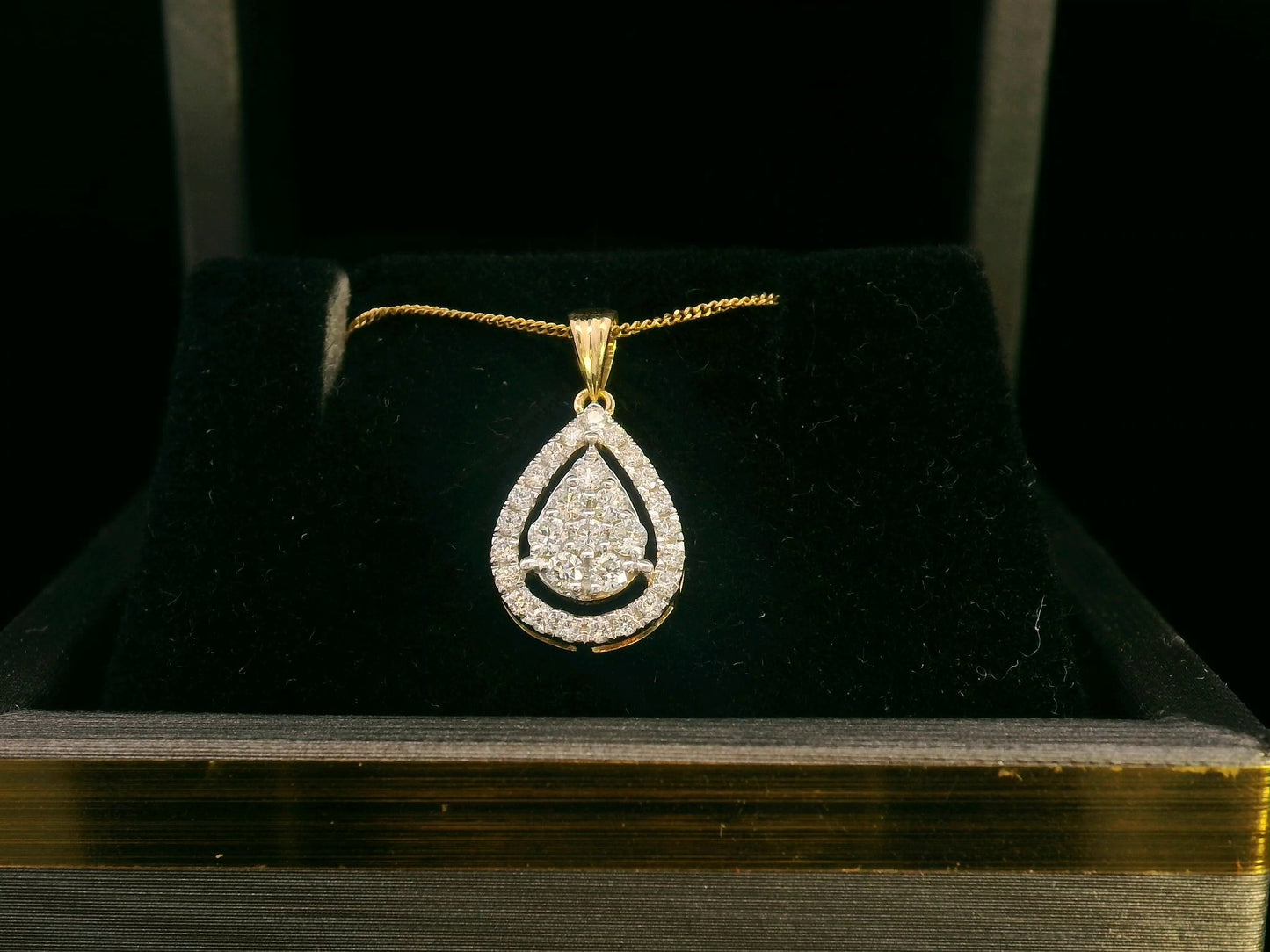 18K Gold Pear-Shaped Diamond Pendant – 0.30 Carat Halo Design