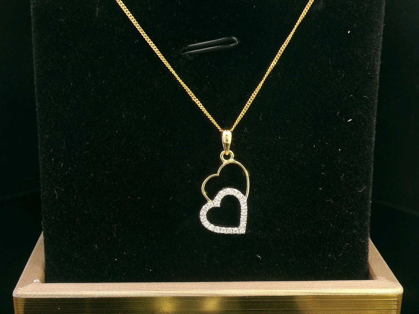 18K gold double-heart pendant with 0.10ct diamonds. Chain not included.