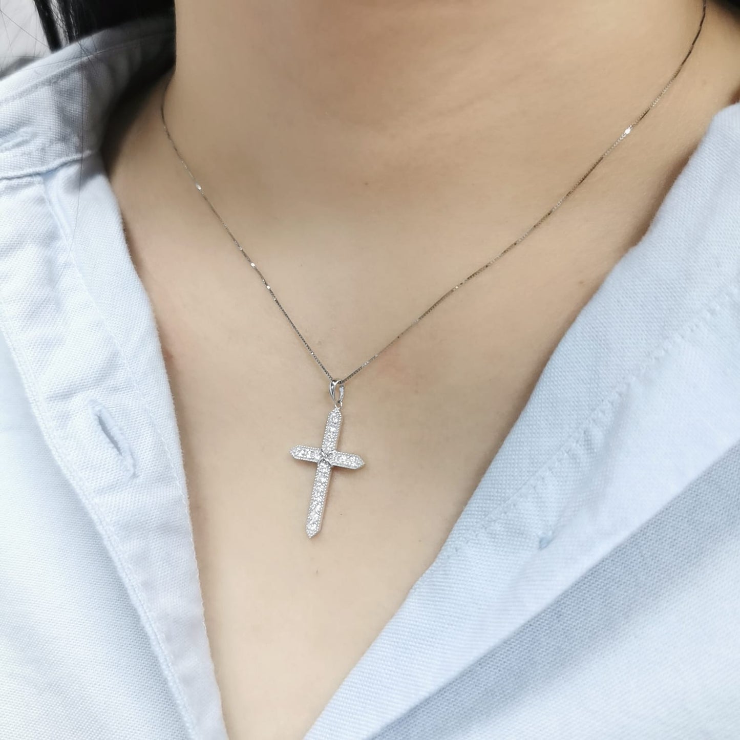 18K gold cross pendant with 0.34ct round-cut diamonds, featuring a sleek, shimmering design.