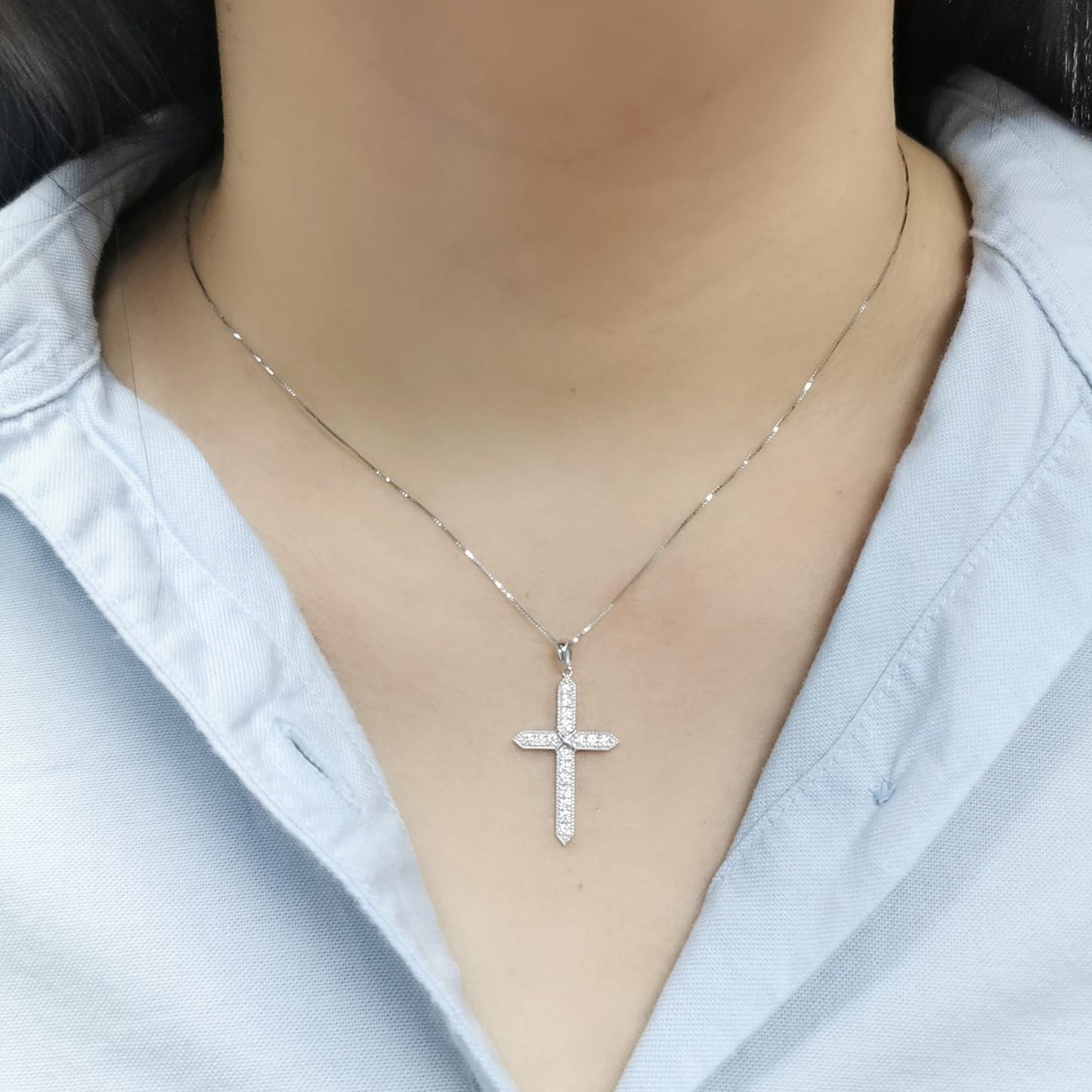 18K gold cross pendant with 0.34ct round-cut diamonds, featuring a sleek, shimmering design.