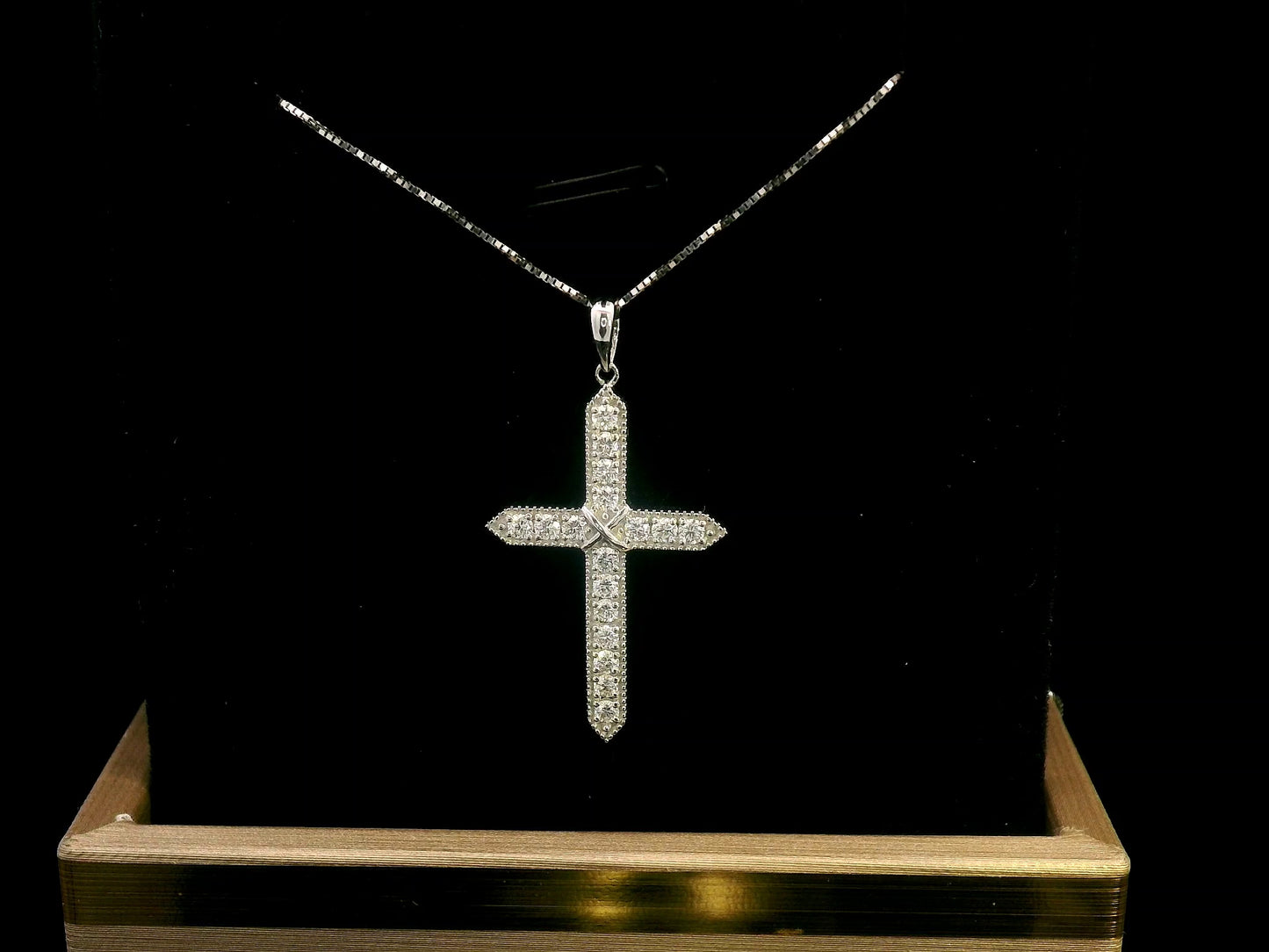 18K gold cross pendant with 0.34ct round-cut diamonds, featuring a sleek, shimmering design.