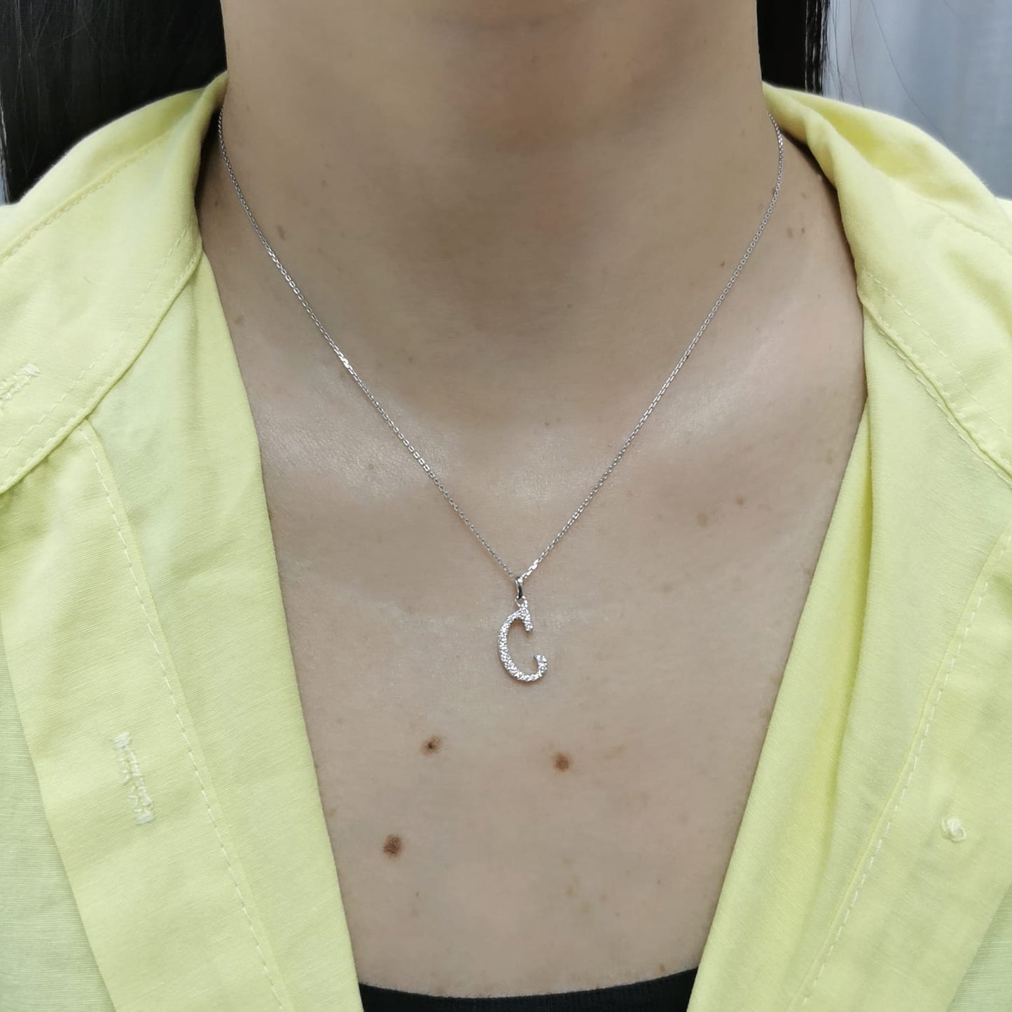 18K gold diamond initial pendant featuring 0.17 carats of brilliant diamonds, personalized letter necklace, luxury monogram jewelry gift.