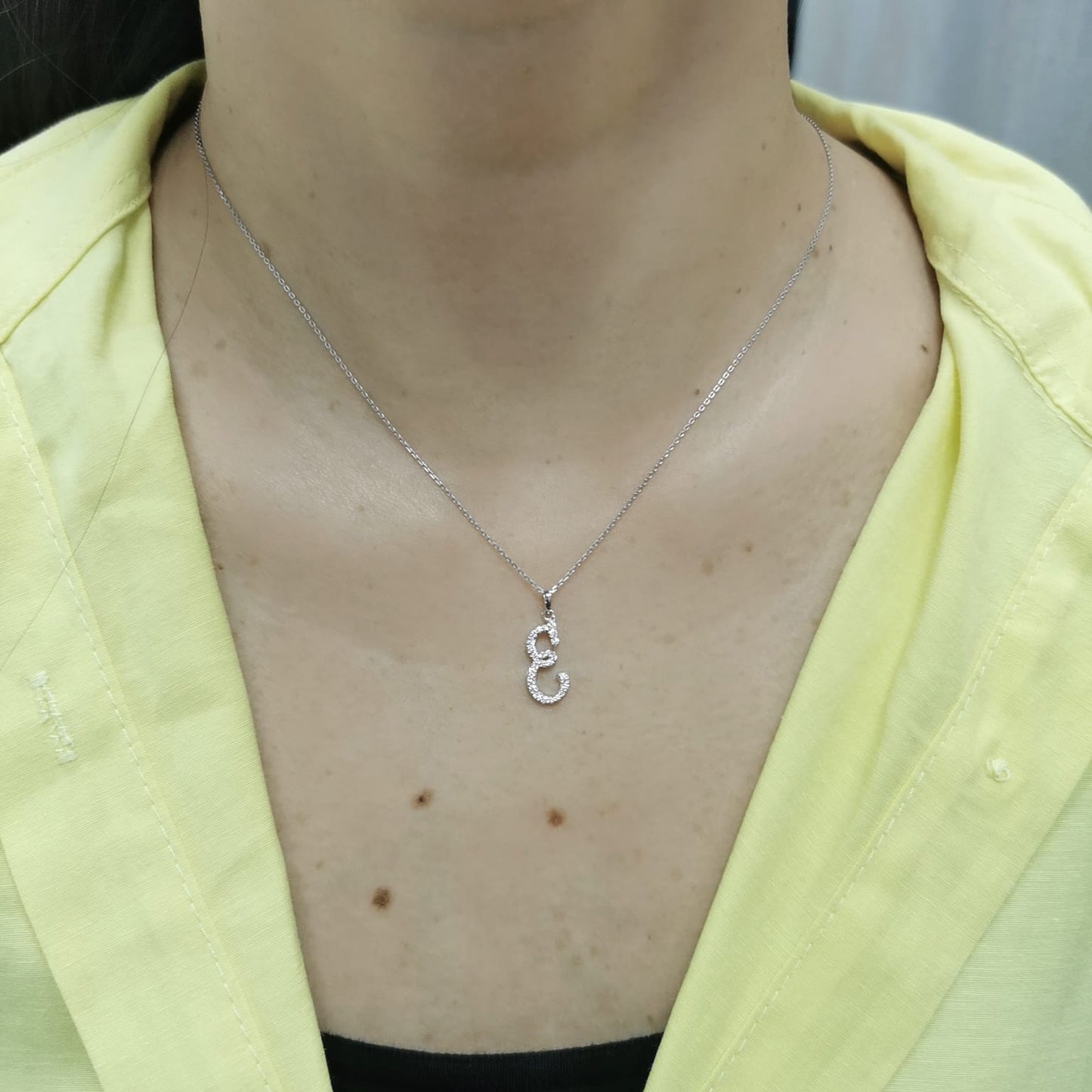 18K gold diamond initial pendant featuring 0.21 carats of brilliant diamonds, personalized letter necklace, luxury monogram jewelry gift.