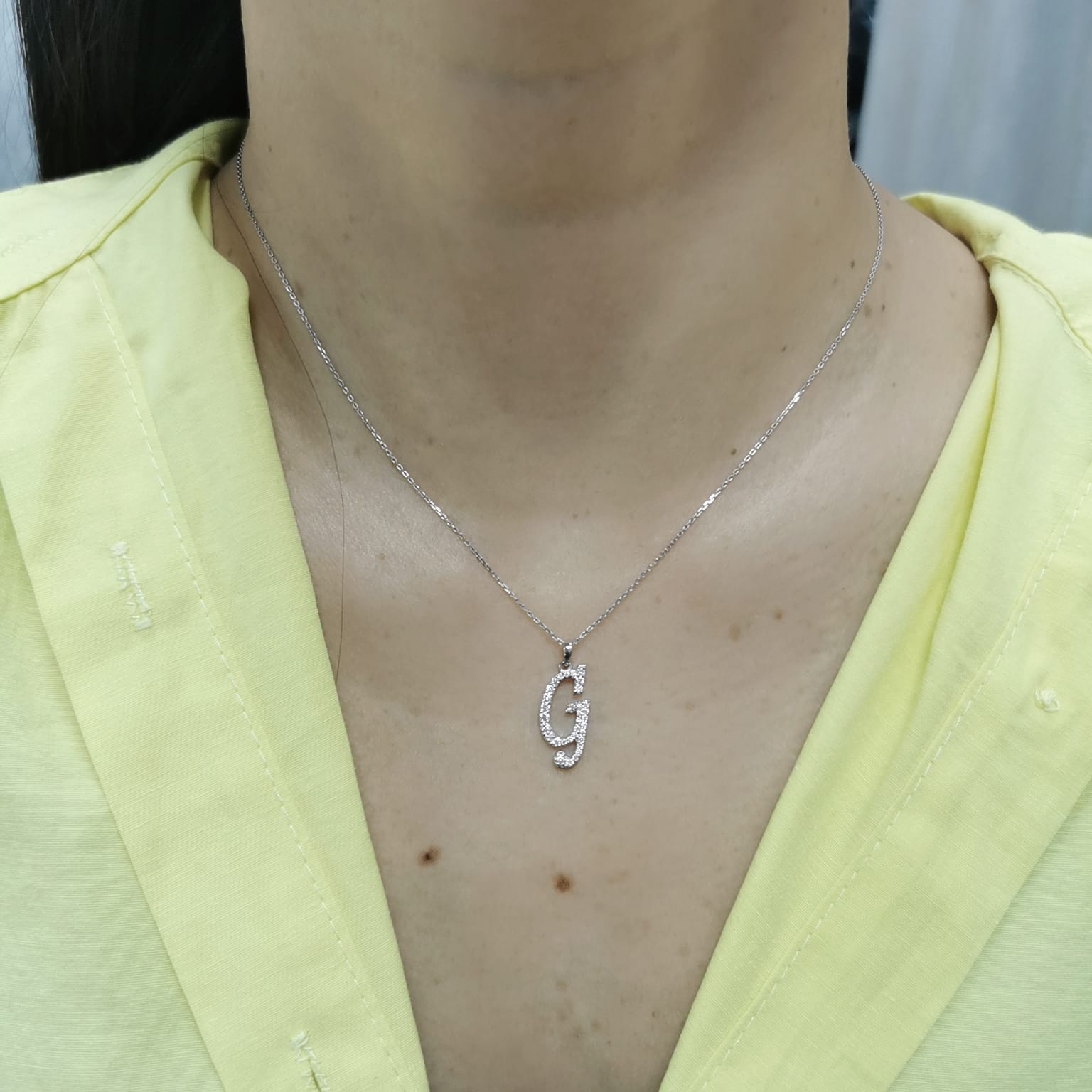 18K gold diamond initial pendant featuring 0.26 carats of brilliant diamonds, personalized letter necklace, luxury monogram jewelry gift.