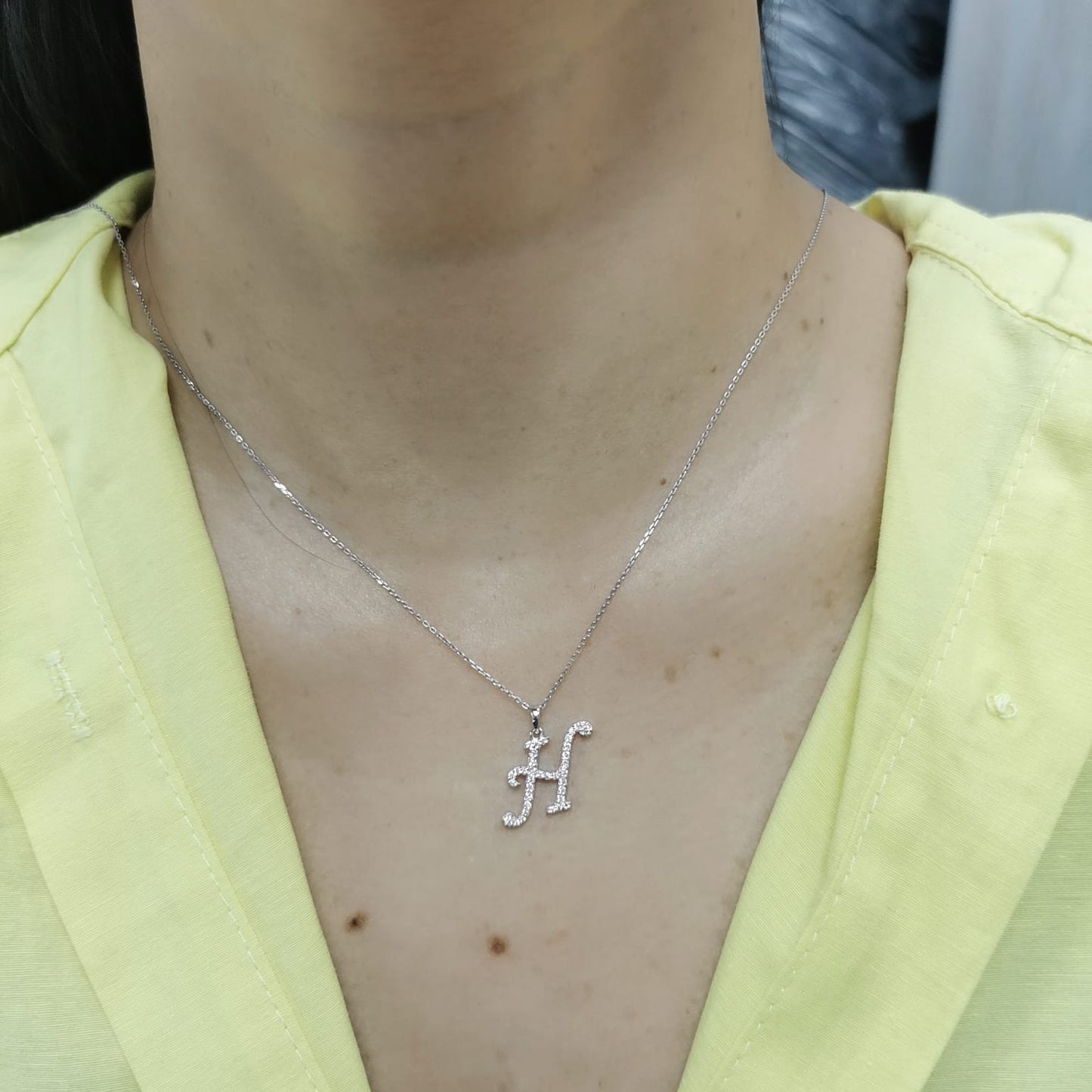 18K gold diamond initial pendant featuring 0.20 carats of brilliant diamonds, personalized letter necklace, luxury monogram jewelry gift.