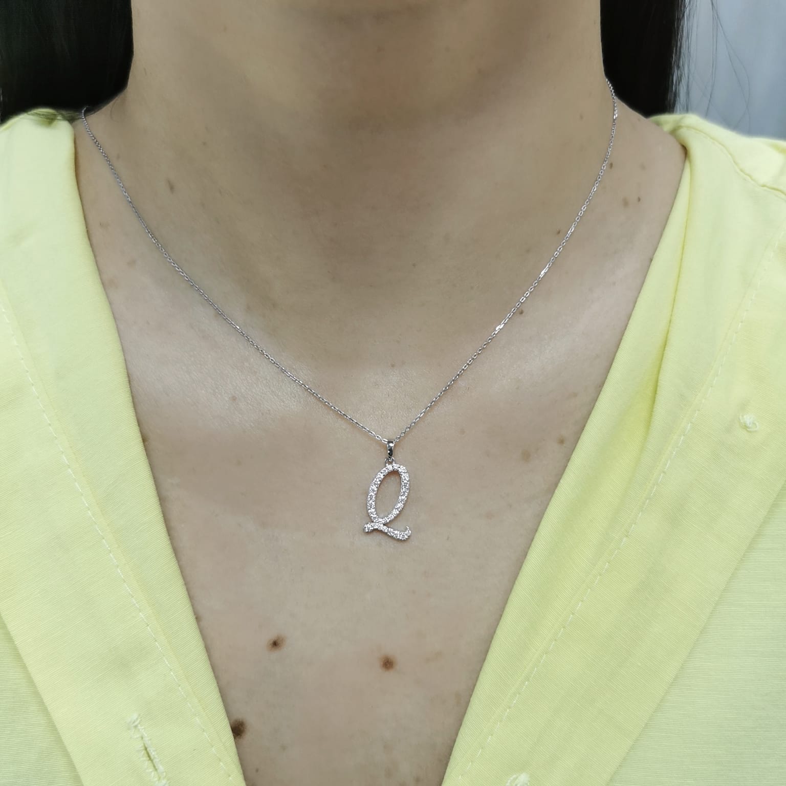 18K gold diamond initial pendant featuring 0.26 carats of brilliant diamonds, personalized letter necklace, luxury monogram jewelry gift.