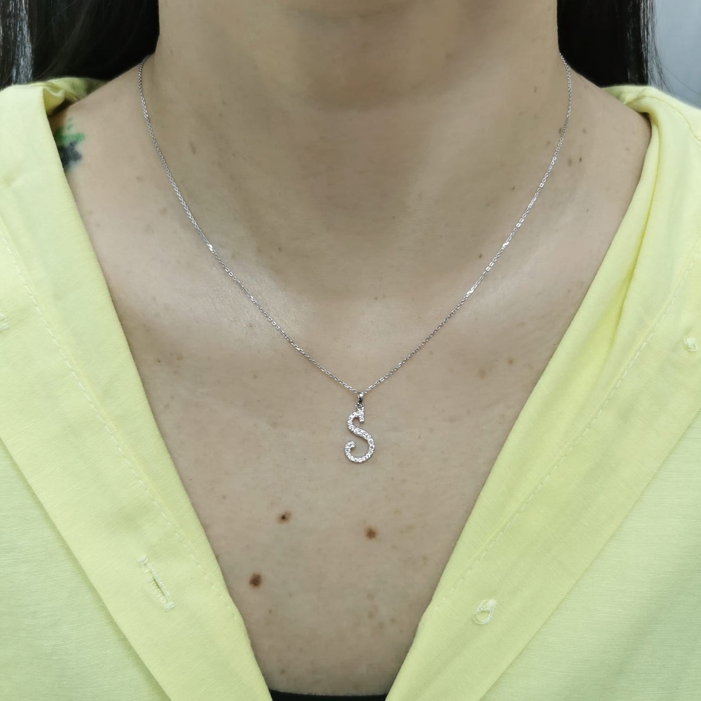 18K gold diamond initial pendant featuring 0.15 carats of brilliant diamonds, personalized letter necklace, luxury monogram jewelry gift.