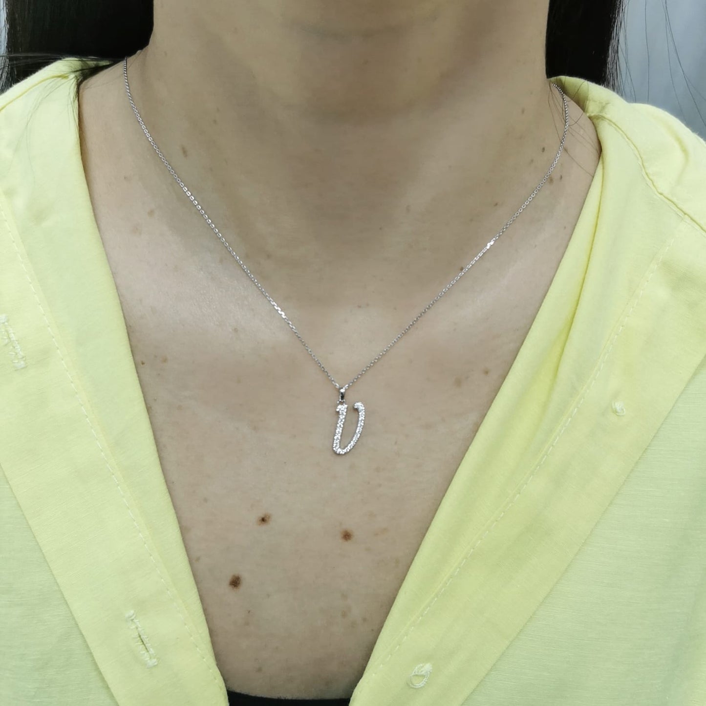 18K gold diamond initial pendant featuring 0.21 carats of brilliant diamonds, personalized letter necklace, luxury monogram jewelry gift.