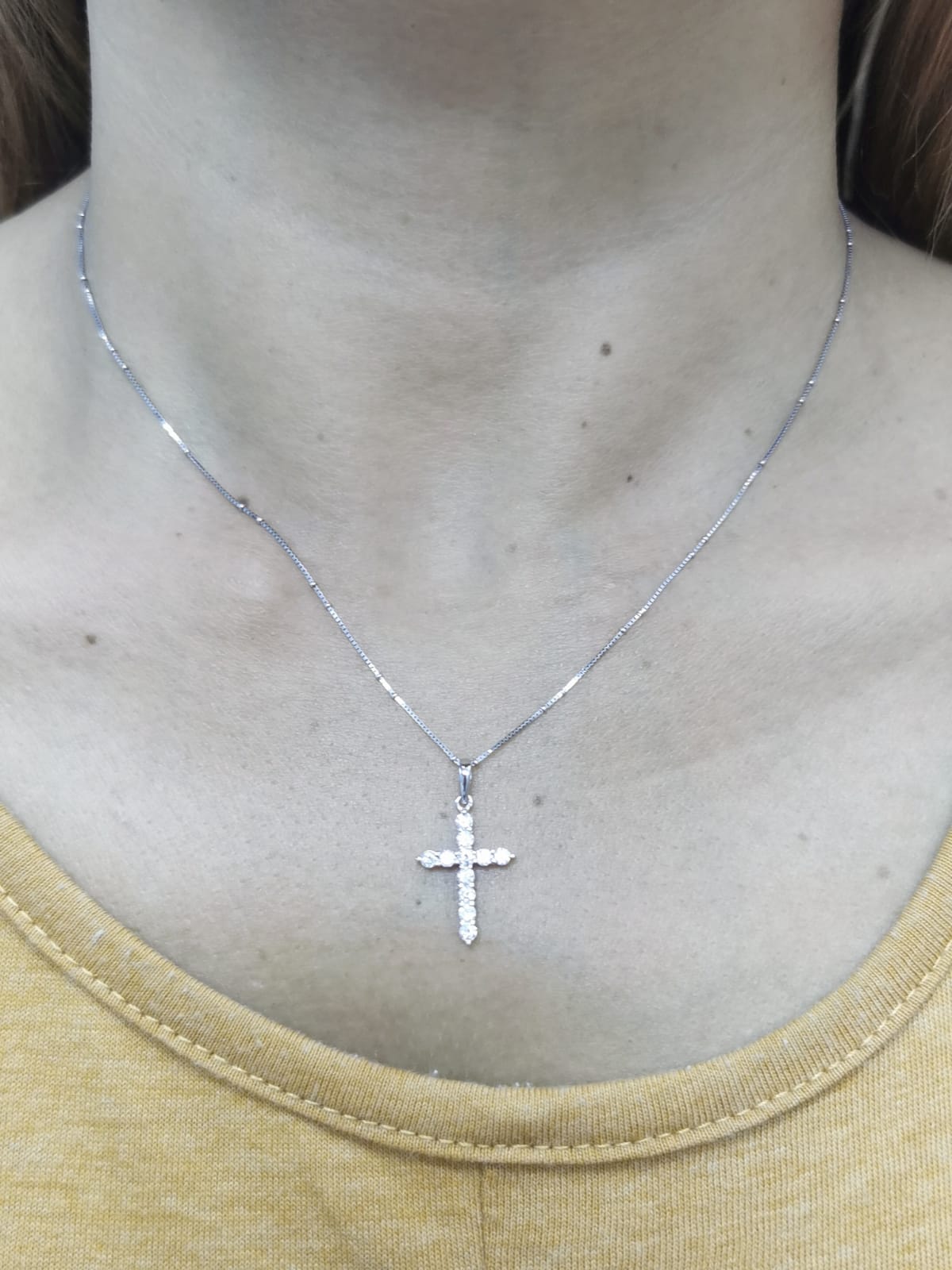 Elegant 18K gold diamond cross pendant with 0.53ct round brilliant diamonds