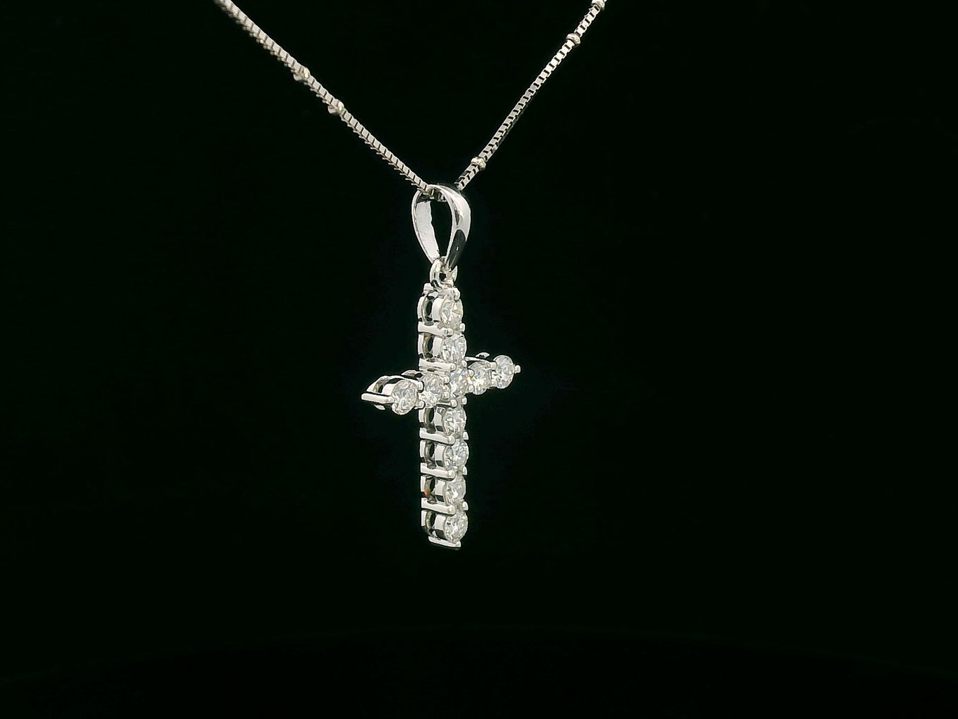Elegant 18K gold diamond cross pendant with 0.53ct round brilliant diamonds