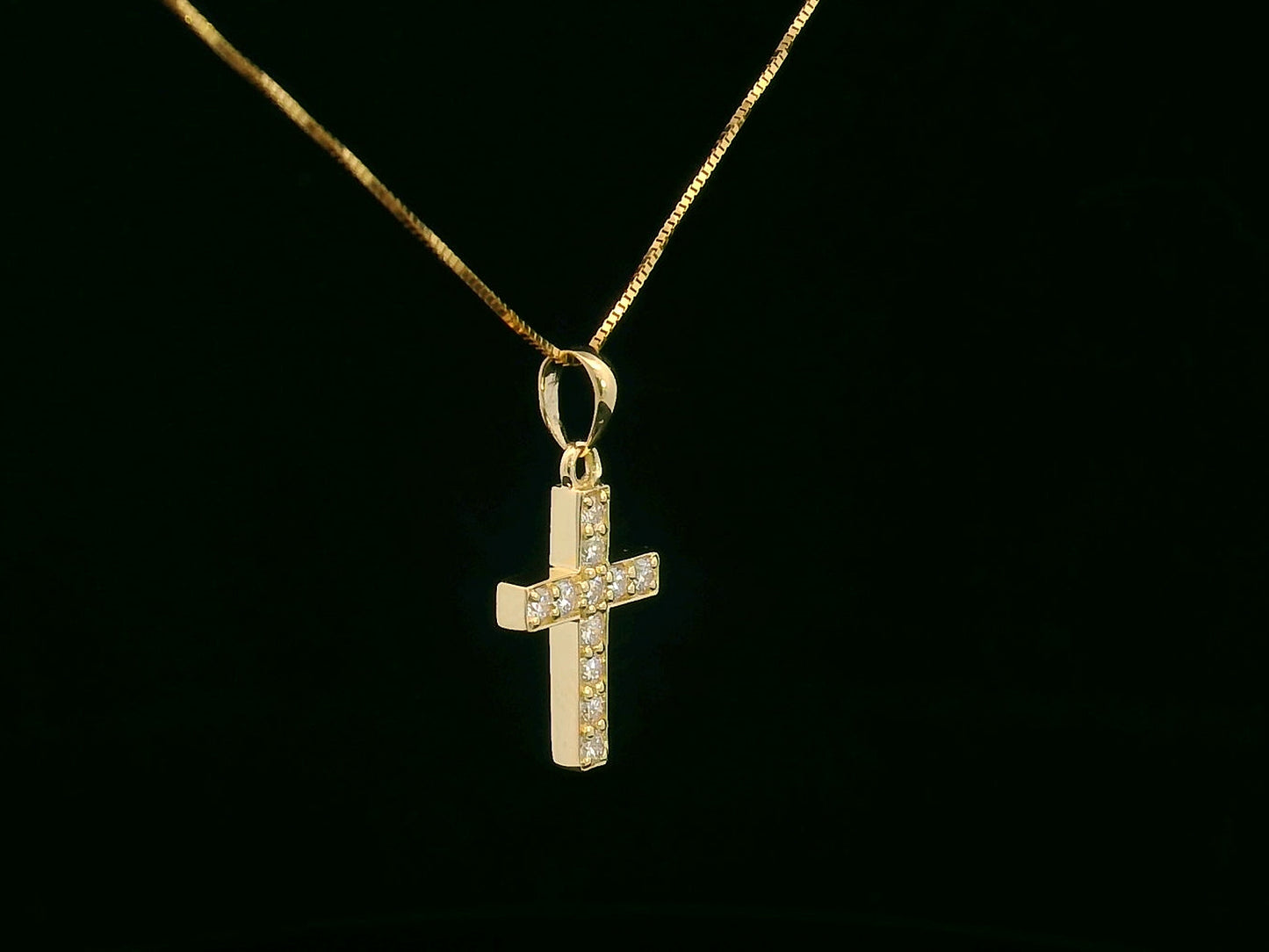 18K gold diamond cross pendant with 0.22 carat round diamonds, without chain