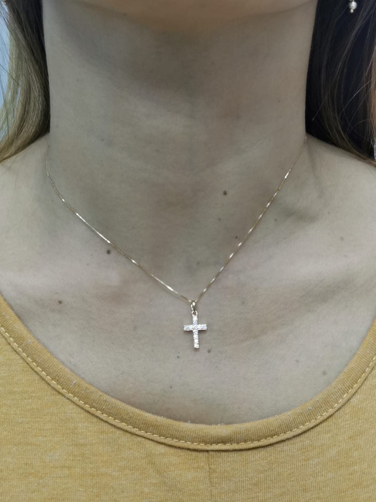 18K gold diamond cross pendant with 0.22 carat round diamonds, without chain