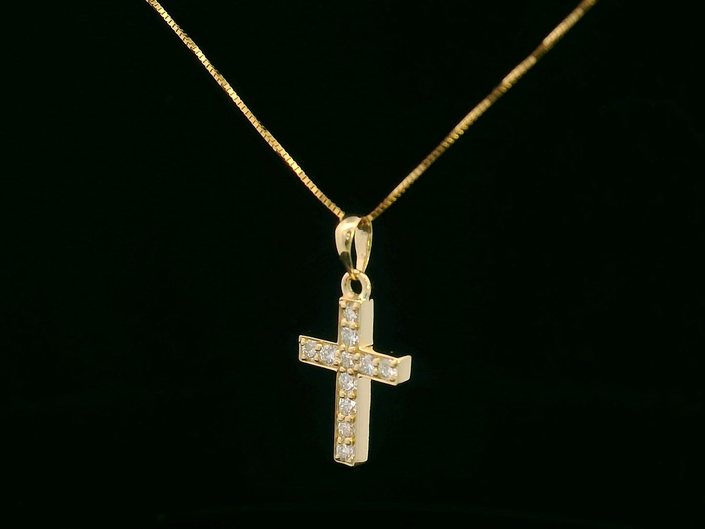 18K gold diamond cross pendant with 0.22 carat round diamonds, without chain