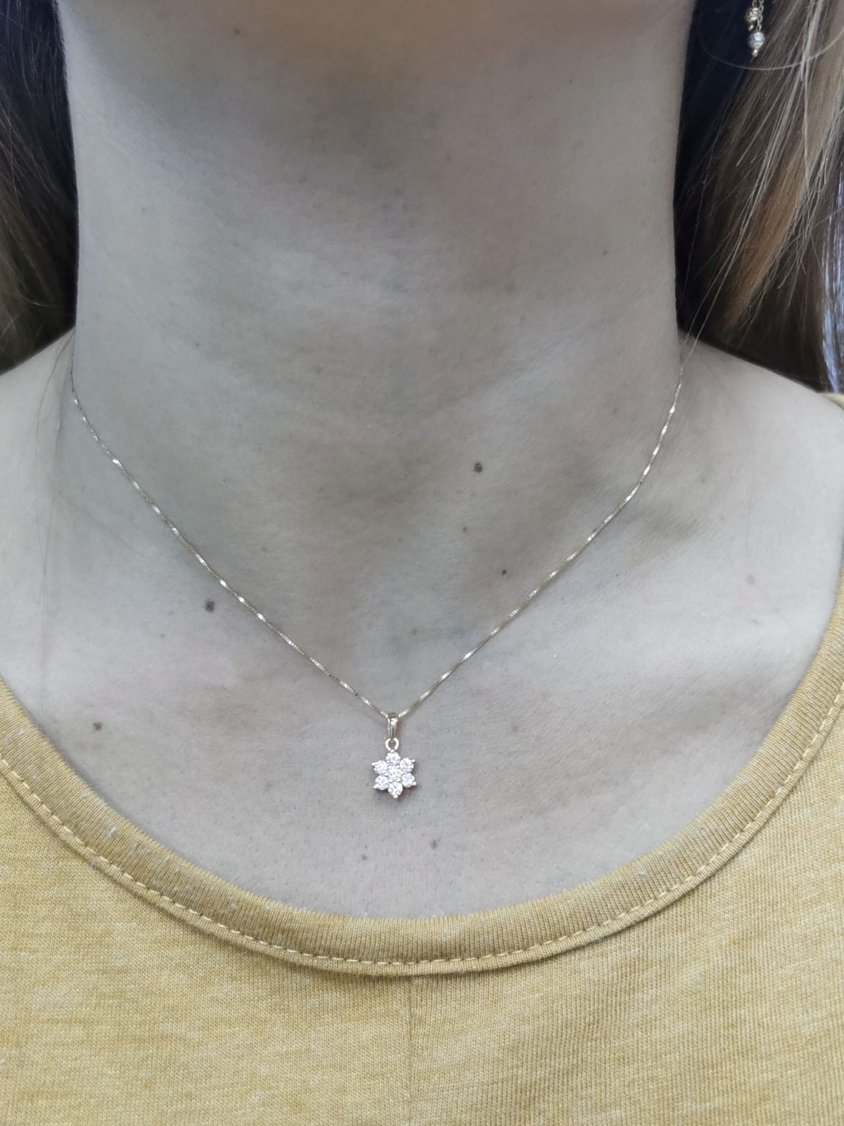 Floral diamond pendant in 18K yellow gold with round cut diamonds, 0.39 carat total weight