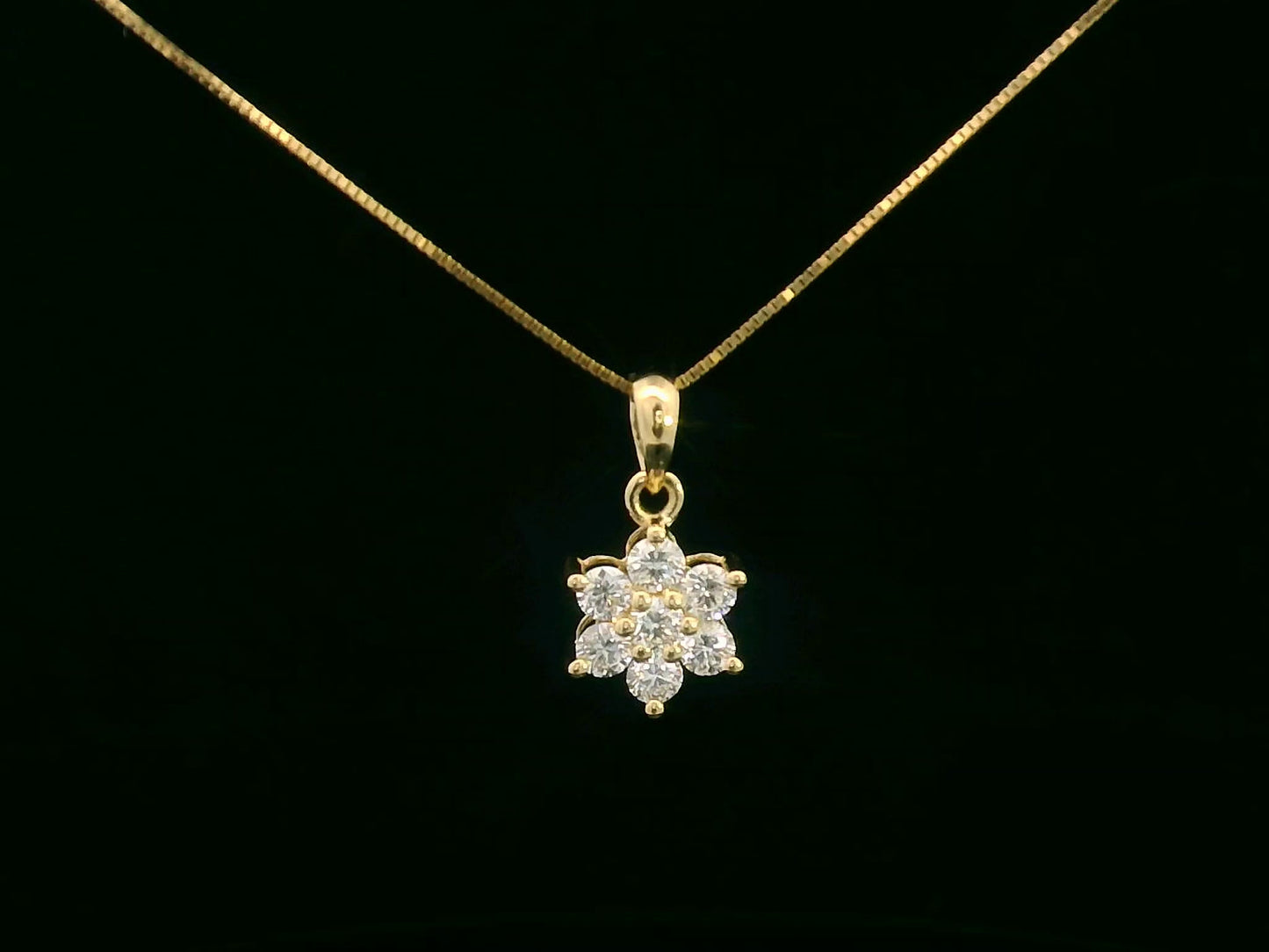 Floral diamond pendant in 18K yellow gold with round cut diamonds, 0.39 carat total weight