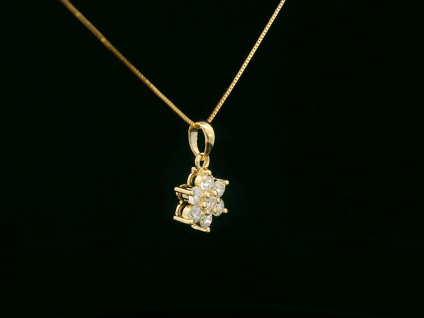 Floral diamond pendant in 18K yellow gold with round cut diamonds, 0.39 carat total weight, chain not included