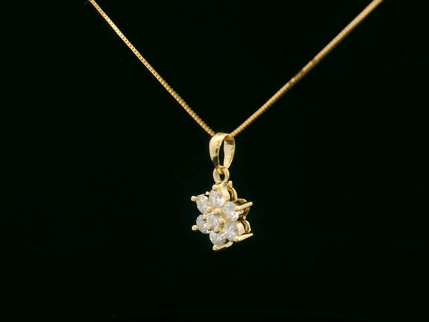 Floral diamond pendant in 18K yellow gold with round cut diamonds, 0.39 carat total weight, chain not included