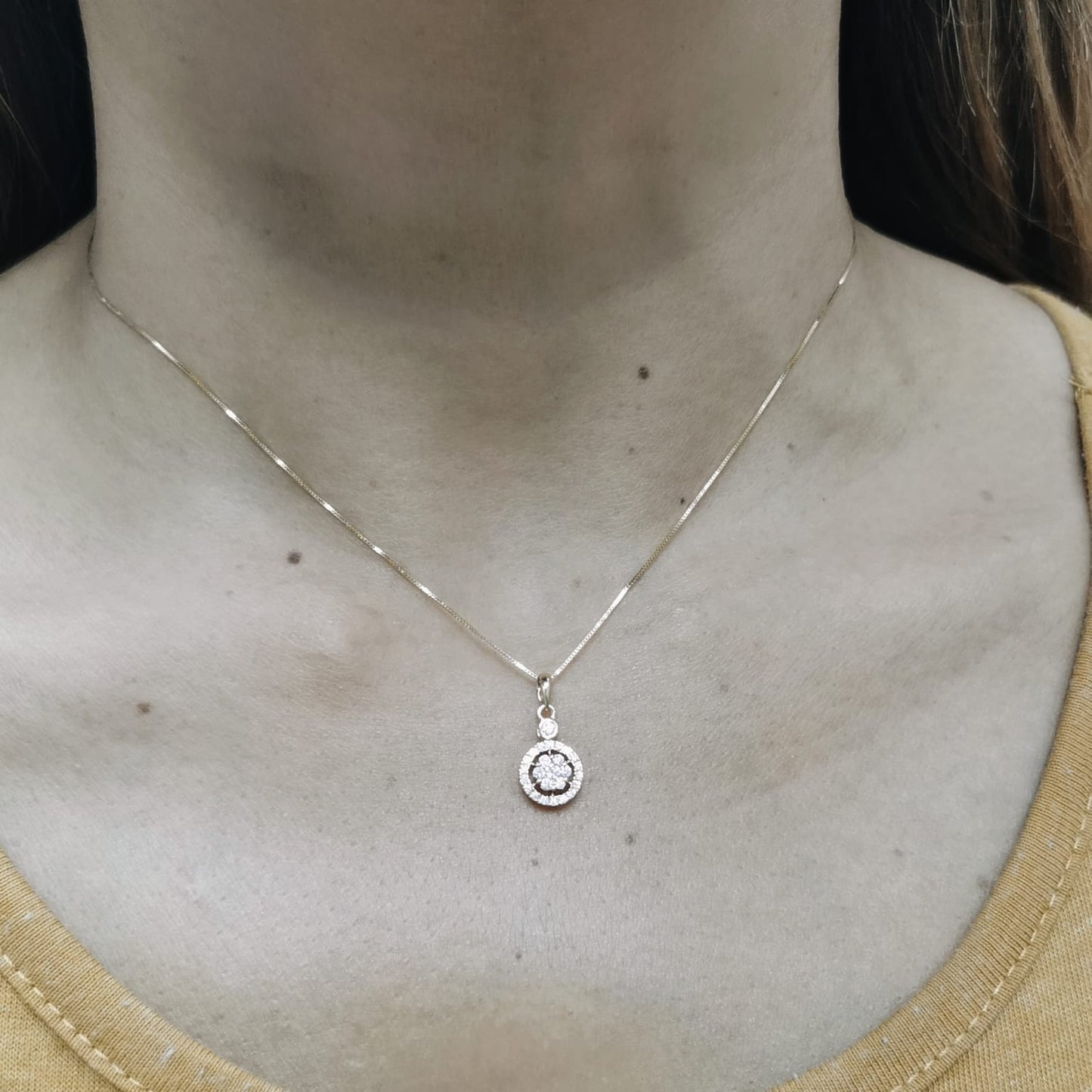 18K gold diamond halo pendant with 0.27 carat round cluster diamonds,