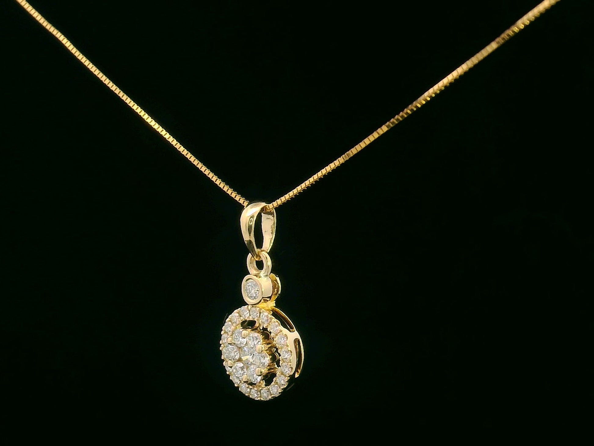 18K gold diamond halo pendant with 0.27 carat round cluster diamonds,