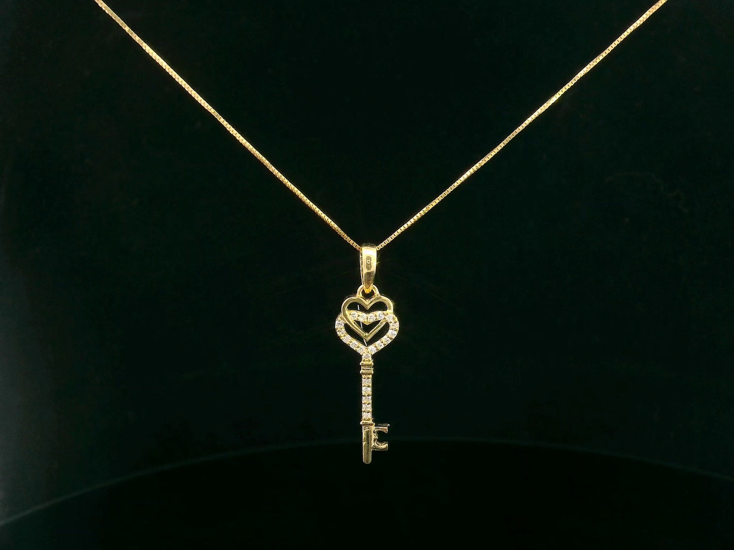 Heart-shaped diamond key pendant in 18K rose gold with 0.11 carats natural diamonds – elegant symbolic necklace