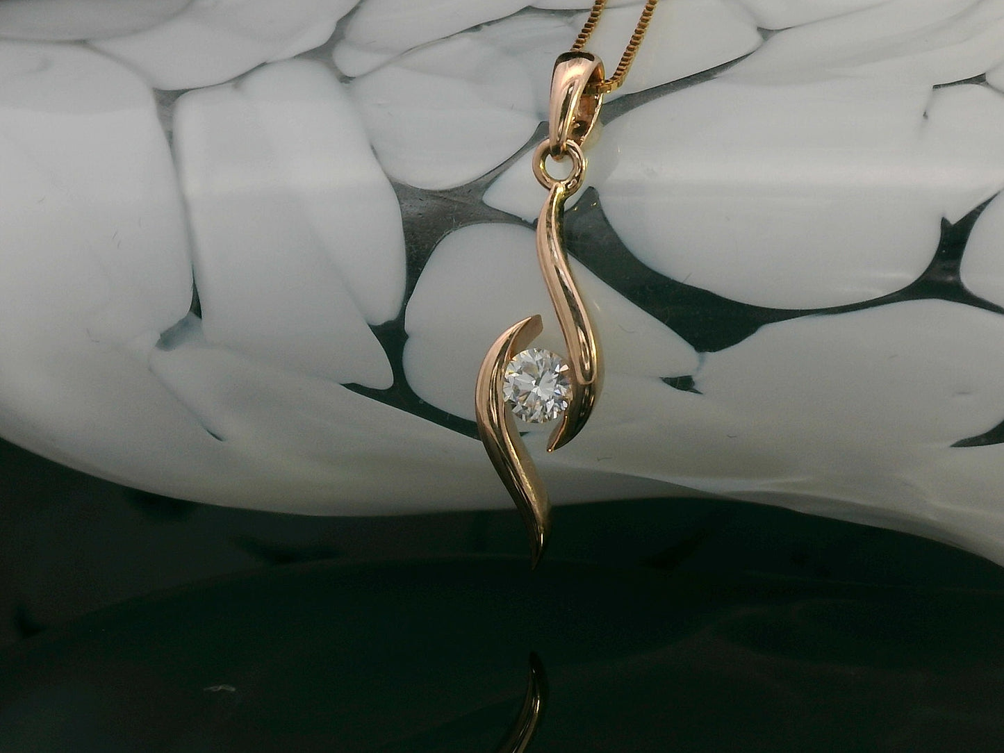 18K Rose Gold Tension Set Diamond Swirl Pendant – Modern Wave Design with 0.13ct Round Diamond
