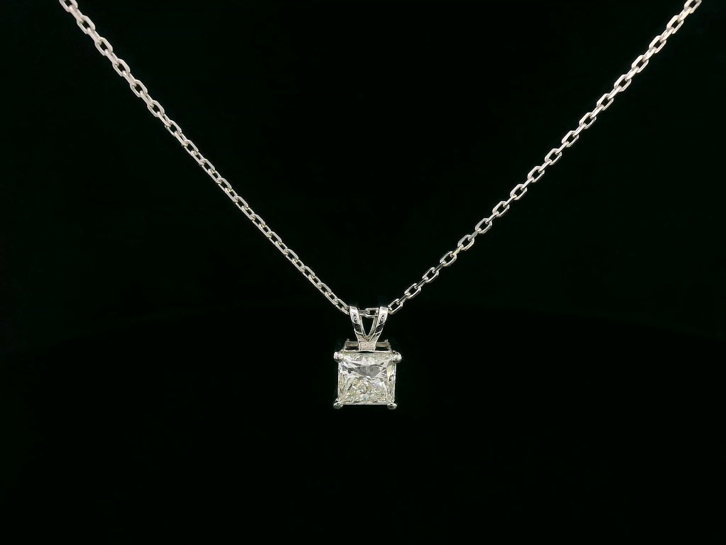 18K white gold solitaire pendant with 1.01 carat princess cut diamond, IGI certified