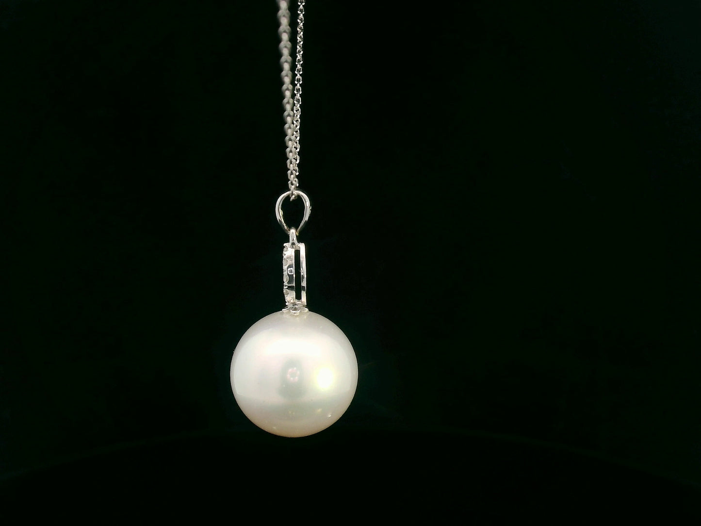 White gold pearl pendant with 0.07ct diamonds