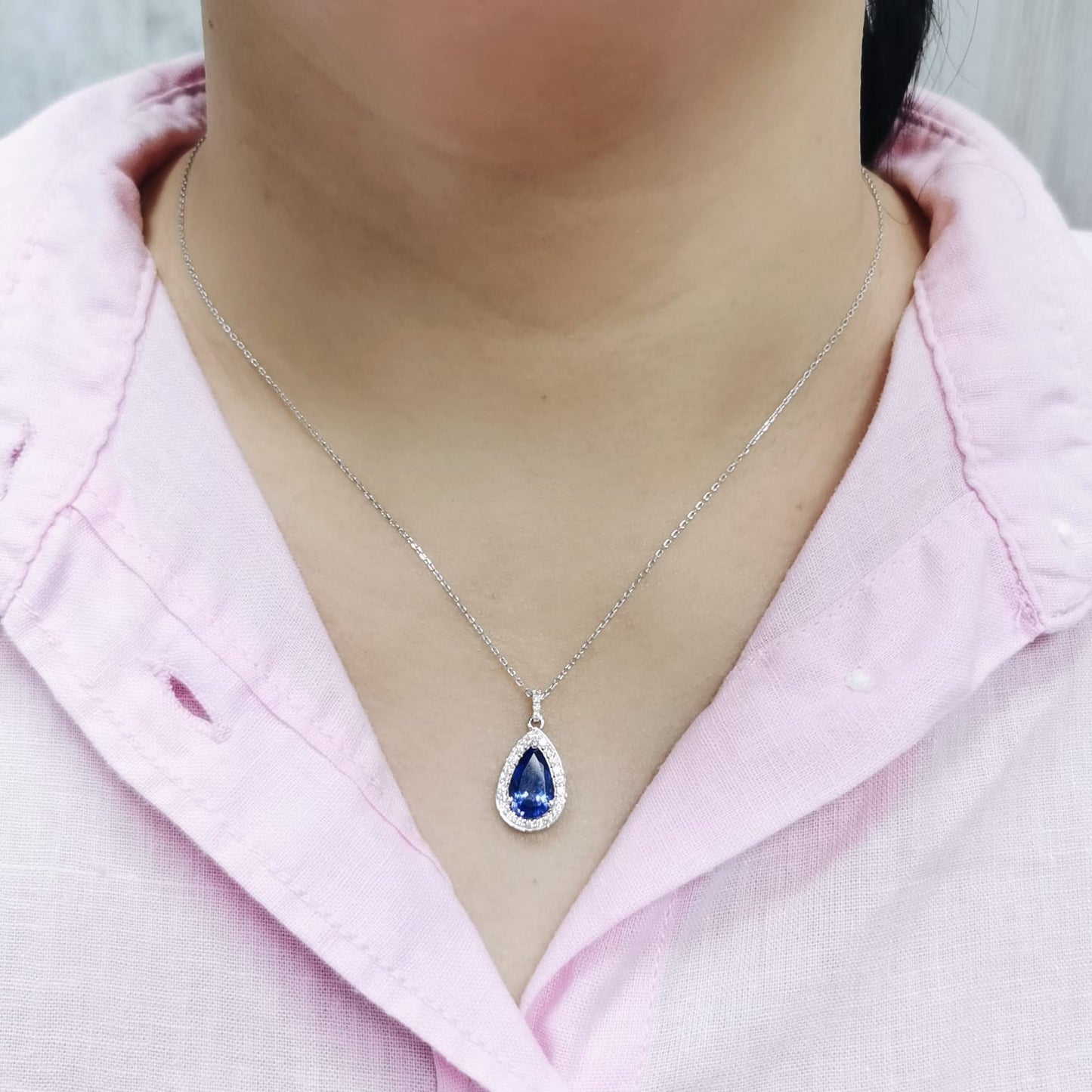 Pear-shaped Tanzanite pendant in 18K white gold with diamond halo and diamond-studded bail – 2.81ct total