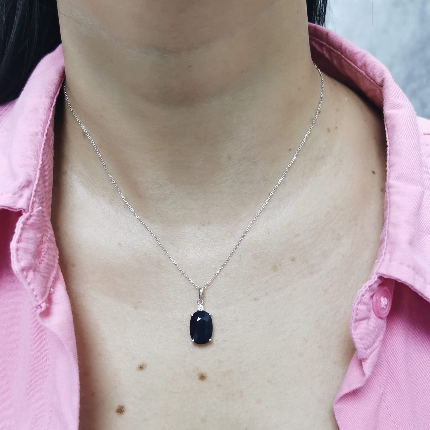 Elegant sapphire and diamond pendant in 18K white gold