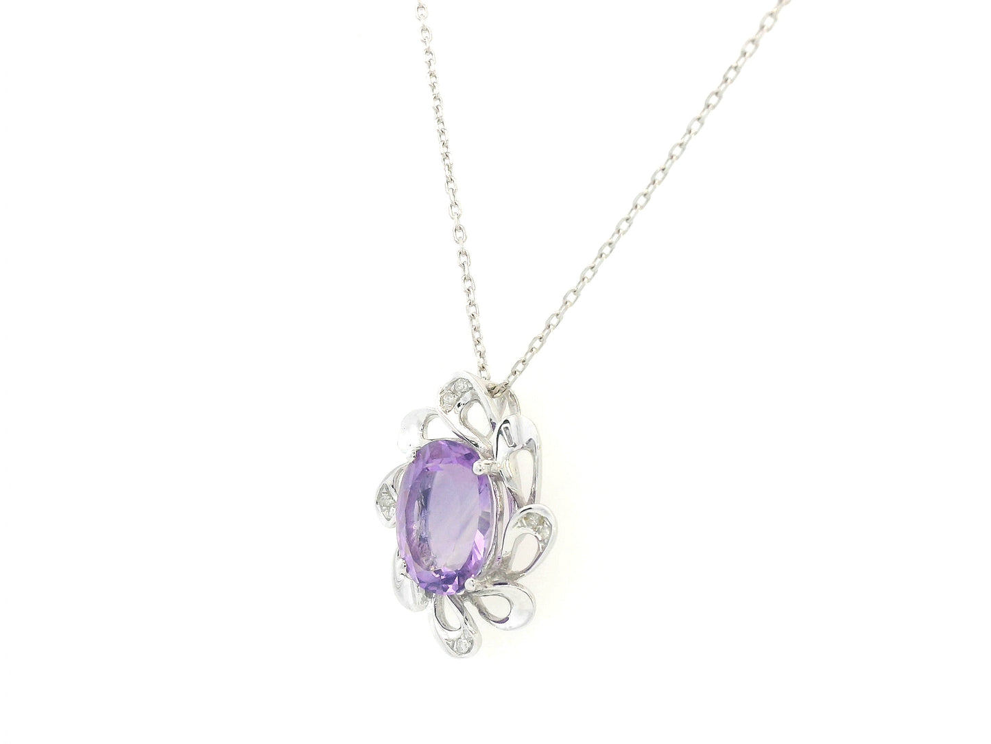 Purple amethyst pendant in gold with delicate diamond detail
