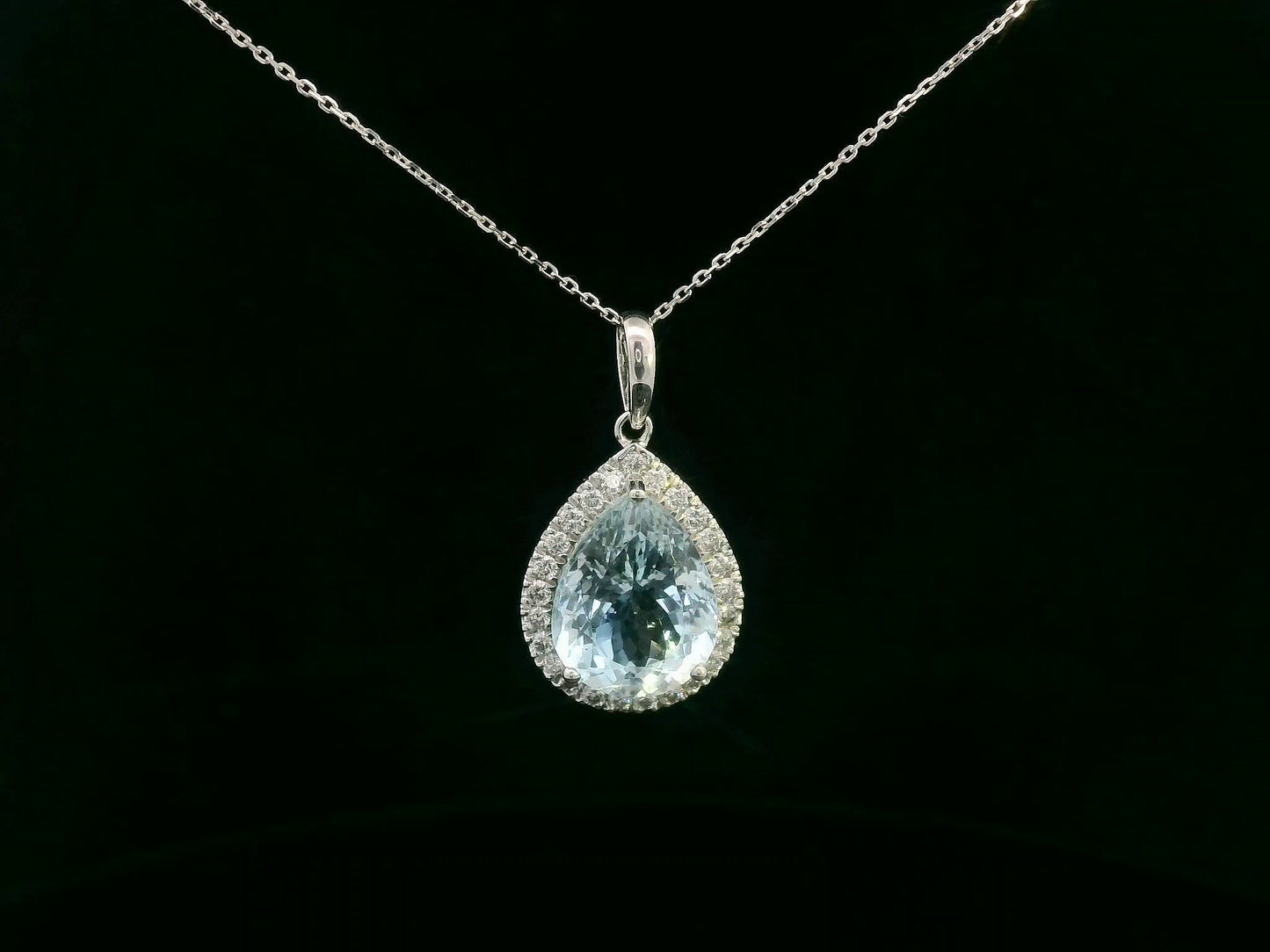 18k white gold pear aquamarine and diamond pendant – 5.28 CT gemstone,