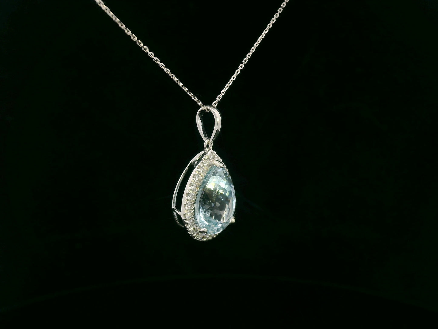 18k white gold pear aquamarine and diamond pendant – 5.28 CT gemstone,