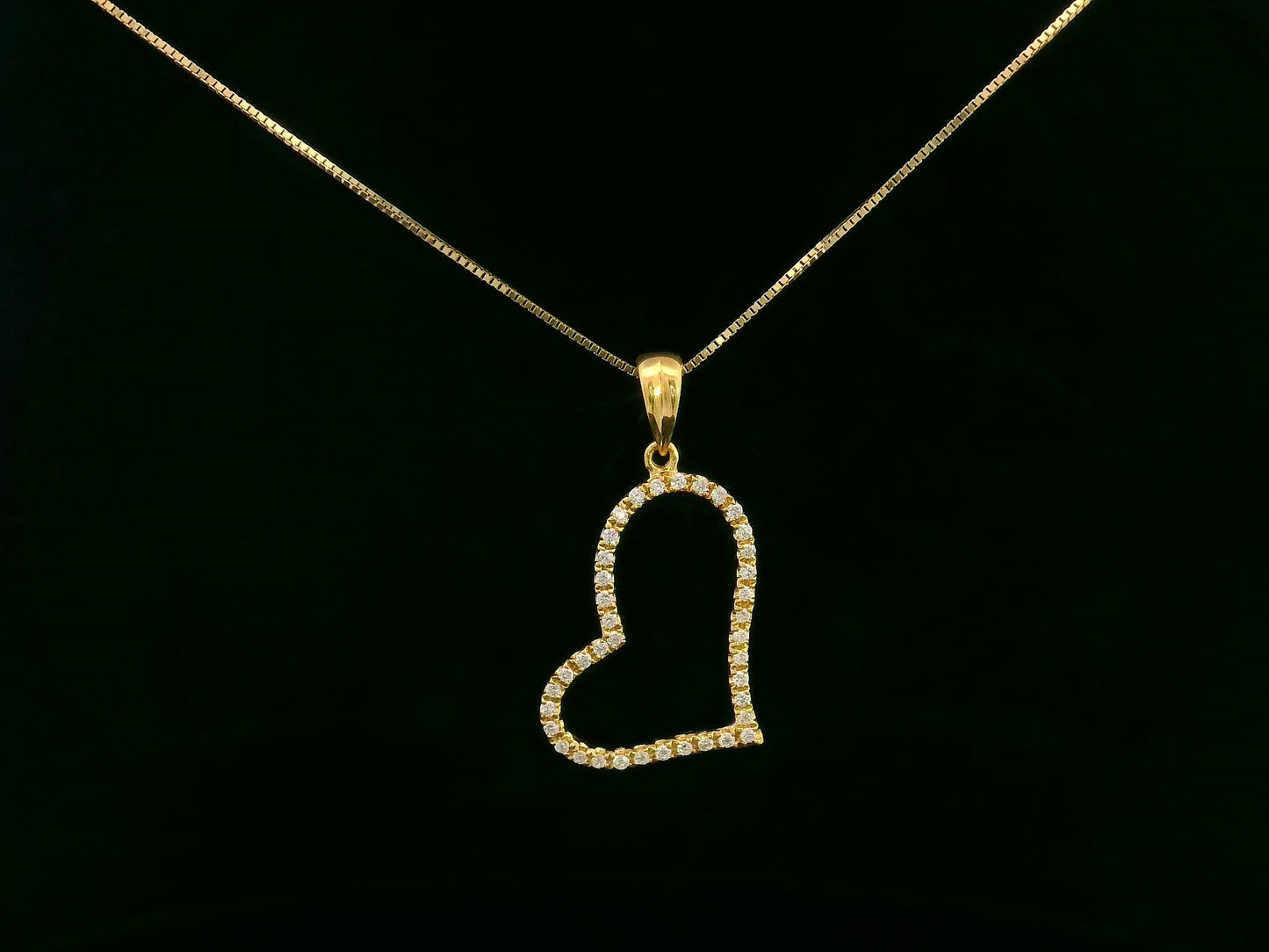 18k yellow gold open heart pendant with pavé-set diamonds