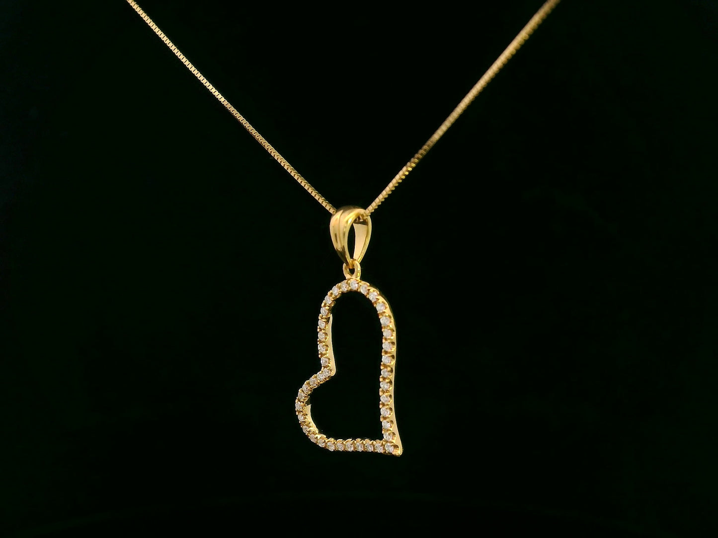 18k yellow gold open heart pendant with pavé-set diamonds
