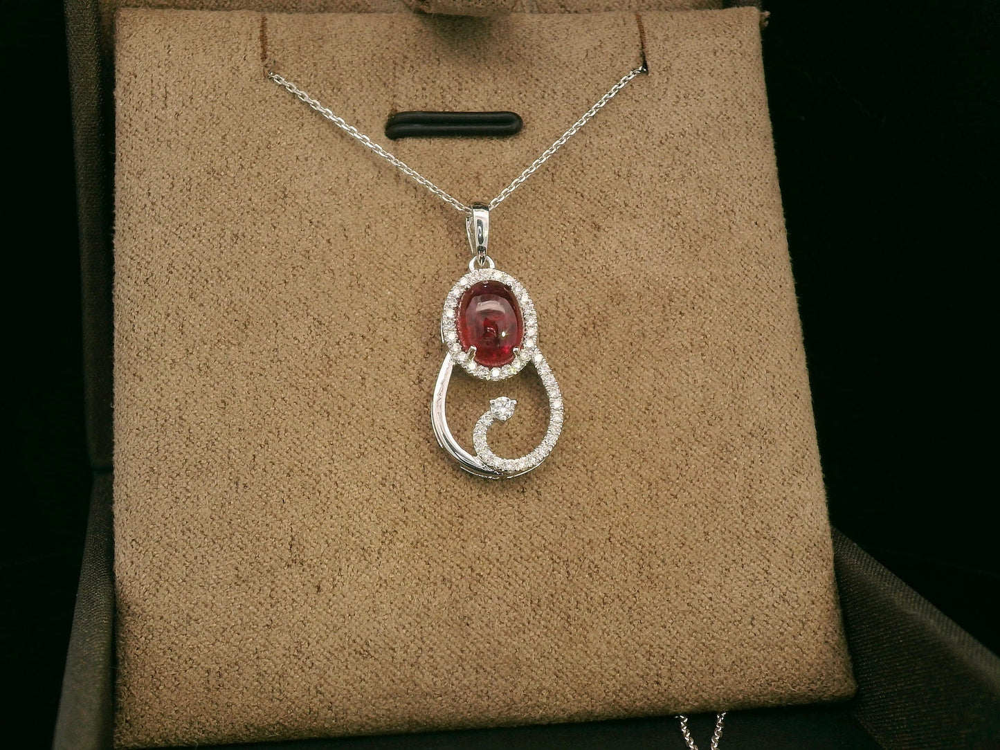 18k white gold swirl pendant with 1.99ct cabochon ruby & 0.21ct diamonds – certificate included